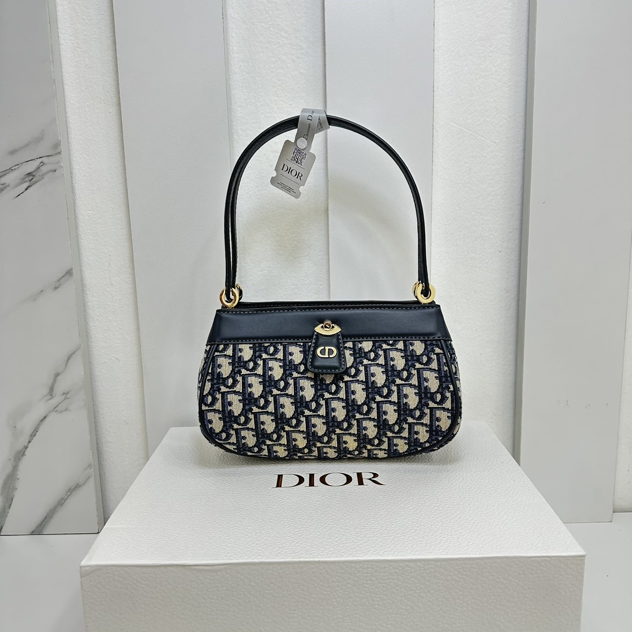 DIOR KEY BAG small 8" กระเป๋าสะพายไหล่รุ่นใหม่ กระเป๋าถือที่ฮ็อตสุดๆ เพราะ Sold out หมดเว็บไซต์เป็นที่เรียบร้อยด้วยดีไซน์ที่ดูหรูหรา