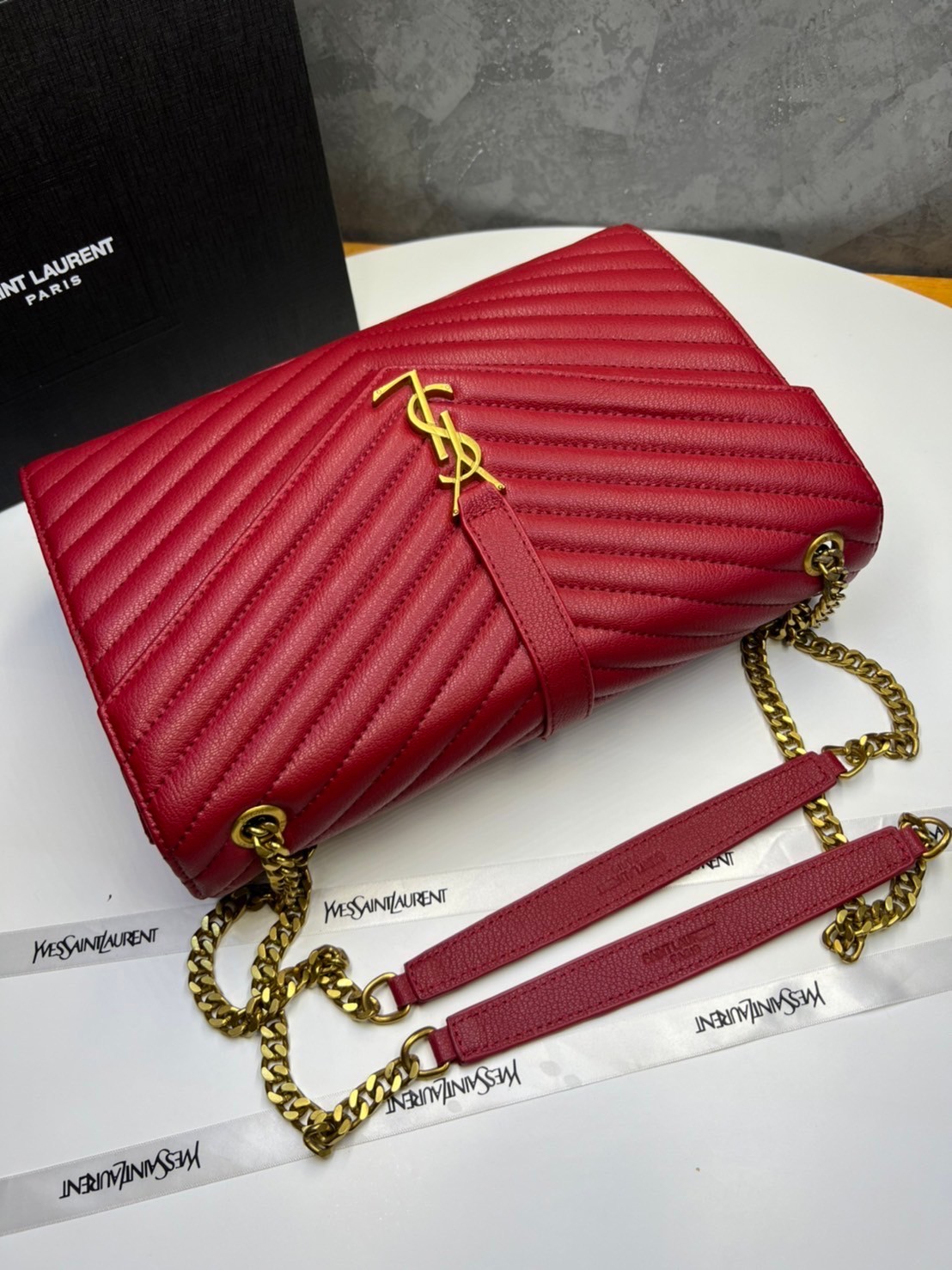 หนังแท้ YSL college large chain bag in quilted leather 30cm กระเป๋าสะพายใบใหญ่ ดีไซน์ทรงสวยหรู ตอบโจทย์ได้ทุกสไตล์ ภาพสินค้าถ่ายจากงานขายจริง ใช้งานต่างประเทศได้