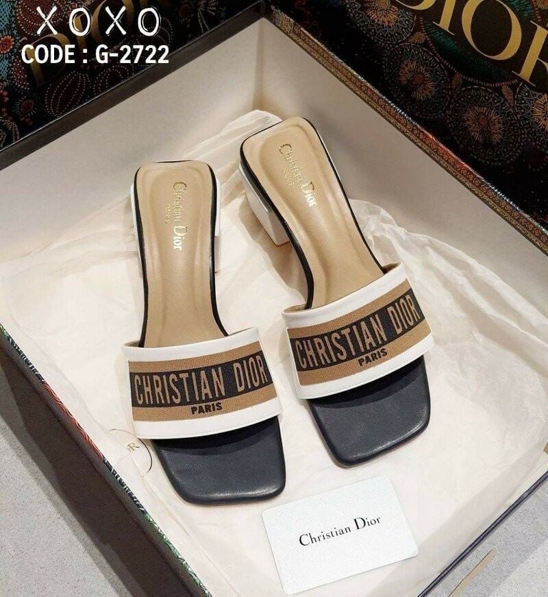 Christian dior รองเท้า งานสวม สวยเก๋ ดูแพงเกินราคาขาย สวมใส่ง่าย งานเรียบร้อย ส้นทรง 6 เหลี่ยม ใช้งานจริง ใส่สบาย ทรงตัวไม่เมื่อย