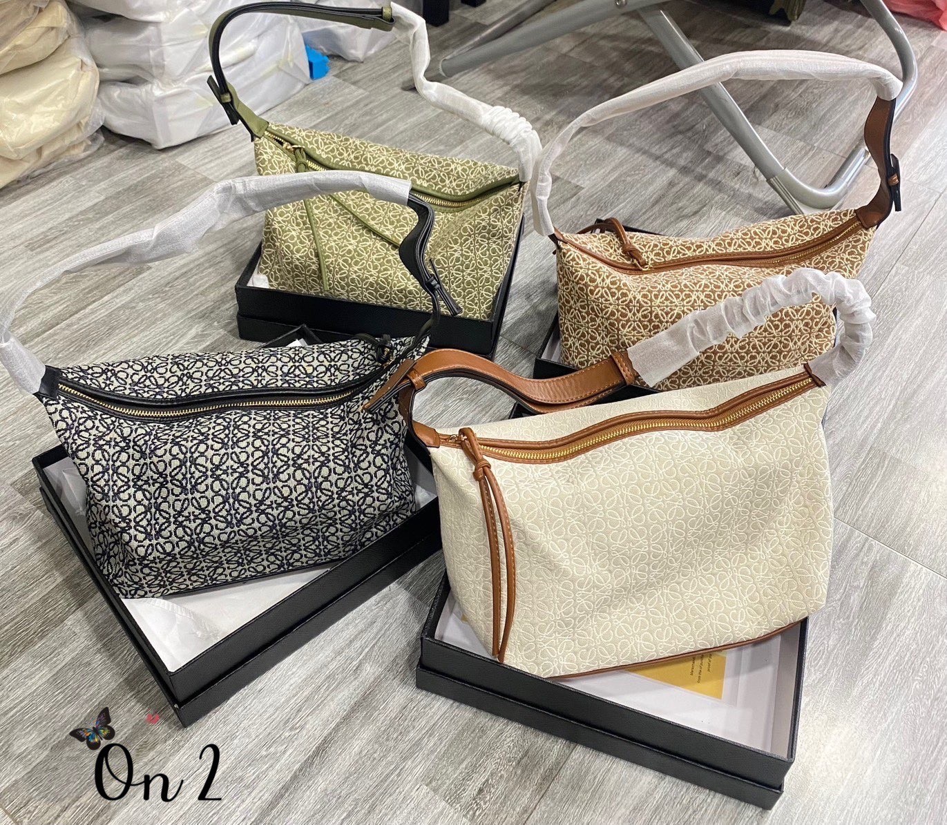 LOEWE Cubi Anagram Small Leather-trimmed Logo-jacquard / LOEWE HANDTASCHE 'CUBI ANAGRAM SMALL' HELLGRÜN คอลเลคชั่นยอดฮิต กับ 4 สีใหม่ล่าสุด กระเป๋าทรงพอช ใบกำลังสวย ดีไซน์ดีเทลน่ารัก