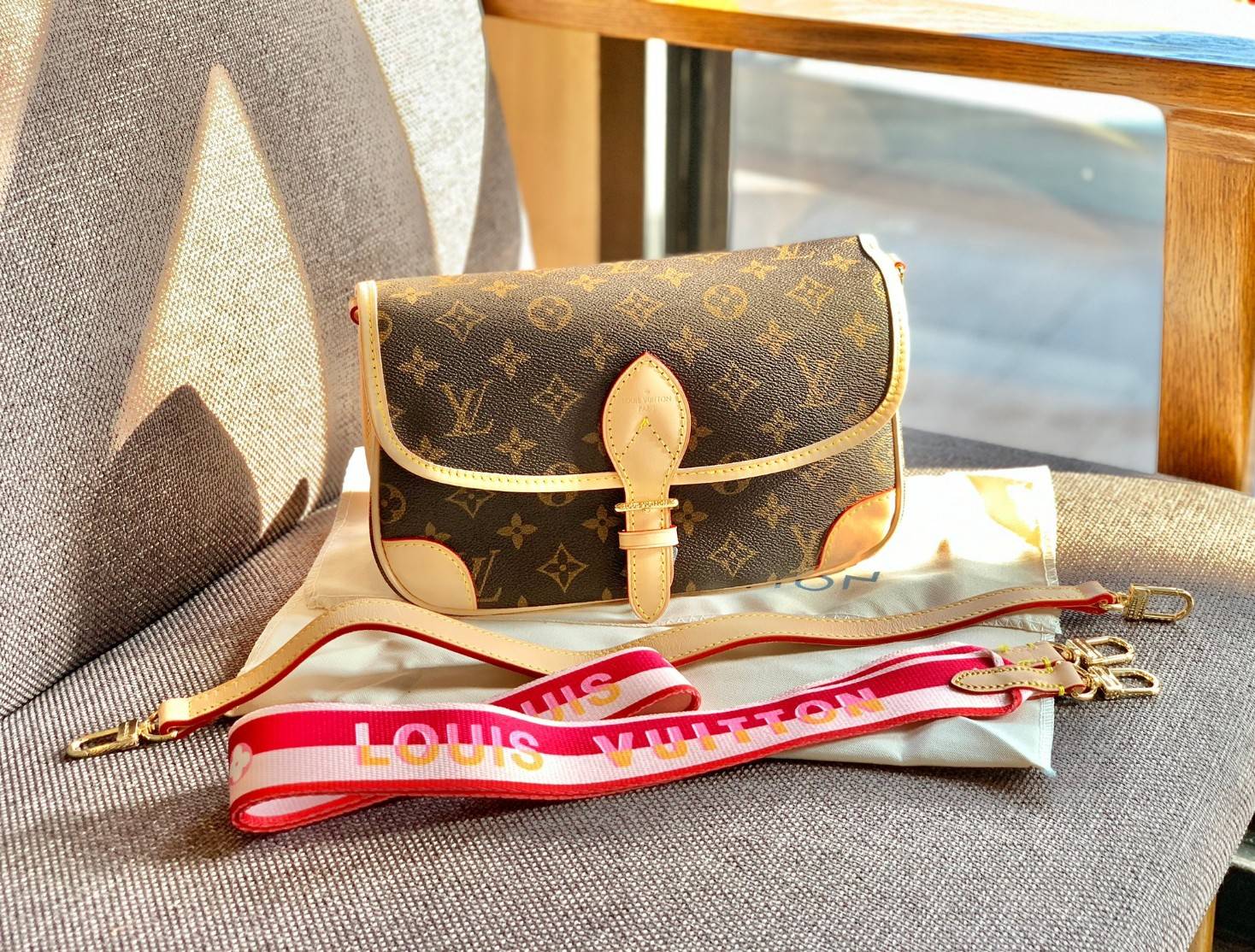 LOUIS VUITTON DIANE MONOGRAM พร้อมส่ง สุดคุ้ม! กับกระเป๋าLV พรีเมี่ยมกิฟ ตปท. หนังแท้ นิ่ม ทรงสวยมากๆค่ะ ((พื้นผิวหนังเป็นการขัดตามธรรมชาติจะมีรอยดำๆตรงขอบหนังนะคะ)) รุ่นนี้มาในลุคสวย หรู ดูชิล เพราะไม่ว่าลุคไหนๆก็เอาจริงๆจ้า! เปิดปิดกระเป๋าแบบกระดุมแม่เห