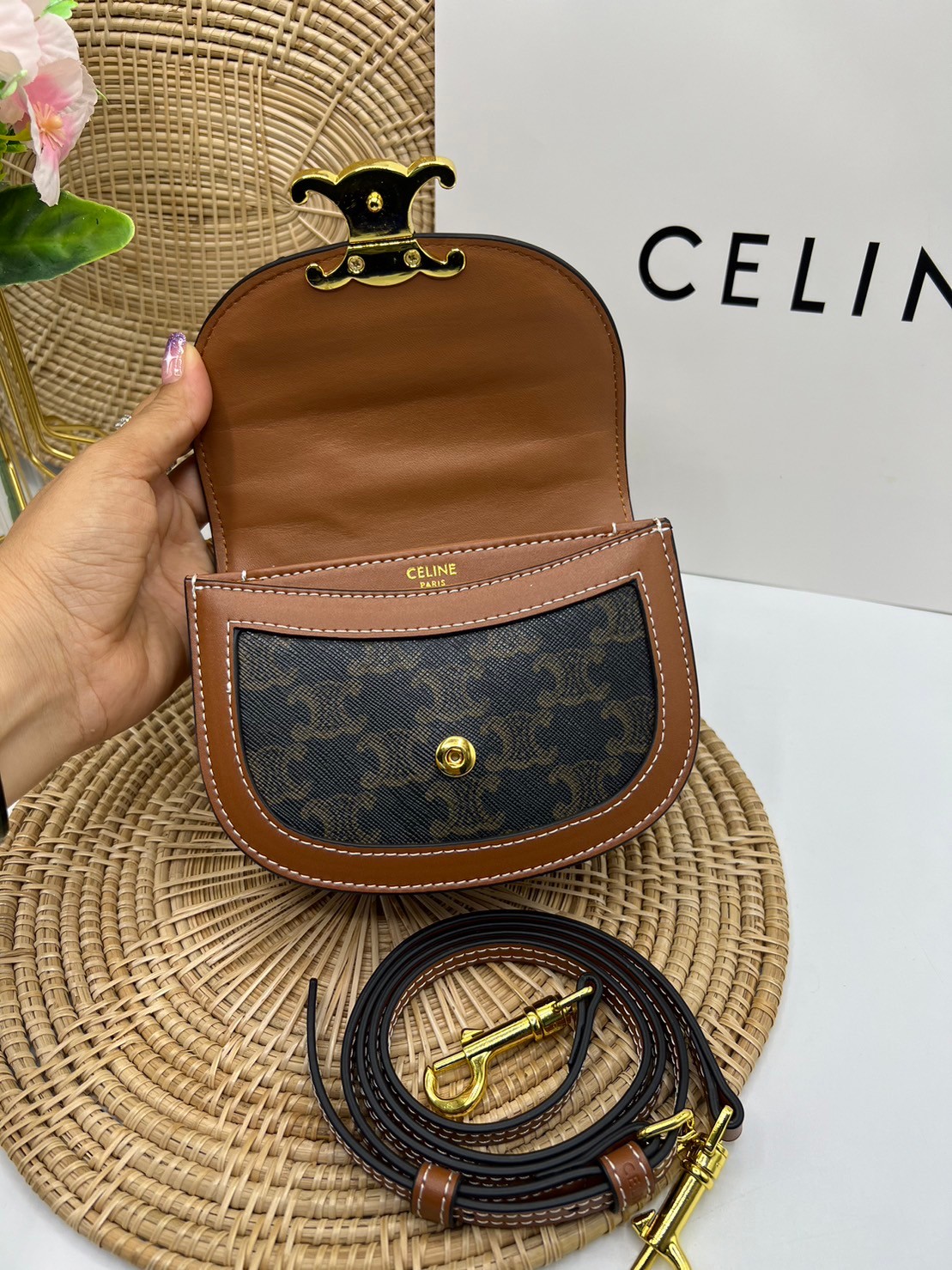 CELINE Mini besace triomphe in shiny top handle กระเป๋าสะพายคาดลำตัวพร้อมหูจับถนัดมือ น่ารักมาก รุ่นใหม่ล่าสุด