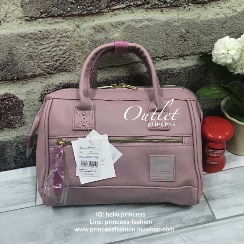 Anello polyester 2 way mini boston bag จากแบรนด์ดังในประเทศญี่ปุ่น กระเป๋าสไตล์คลาสสิค มีโครงปากกระเป๋ากว้างเป็นสัญลักษณ์ วัสดุหนังpu กันน้ำได้ ภายในมีช่องใหญ่และช่องเล็กด้านข้าง2ช่อง เปิดปิดด้วยซิปคู่ มีตัวล้อคที่หูจับ ด้านหน้ามีช่องซิปเล็กใช้งานได้จริง 