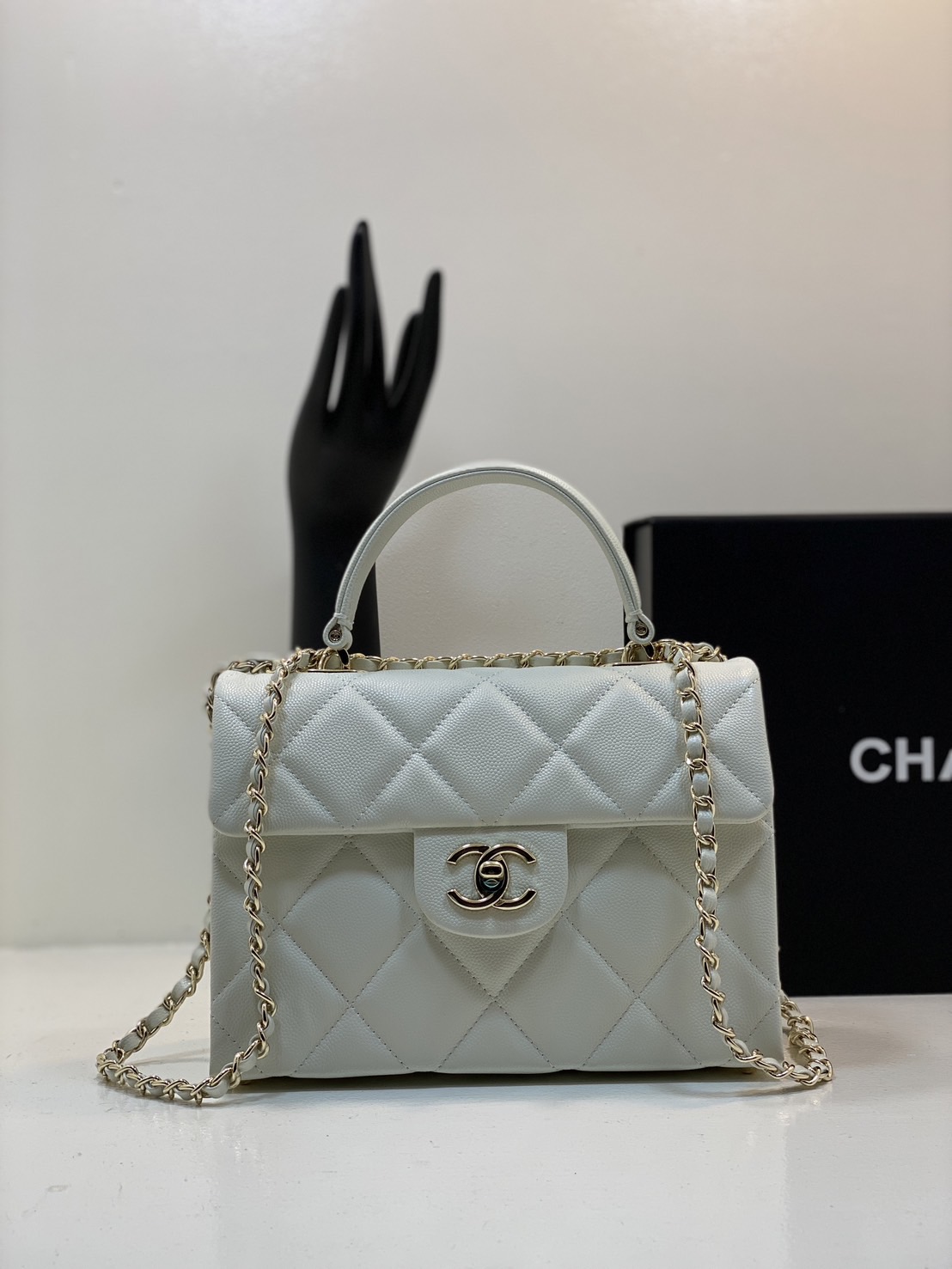 CHANEL 23S Classic Top Handle Flap Bag / Chanel Flap Bag With Top Handle กระเป๋าสะพายคลาสสิก สวยหรูตามเอกลักษณ์แบรนด์