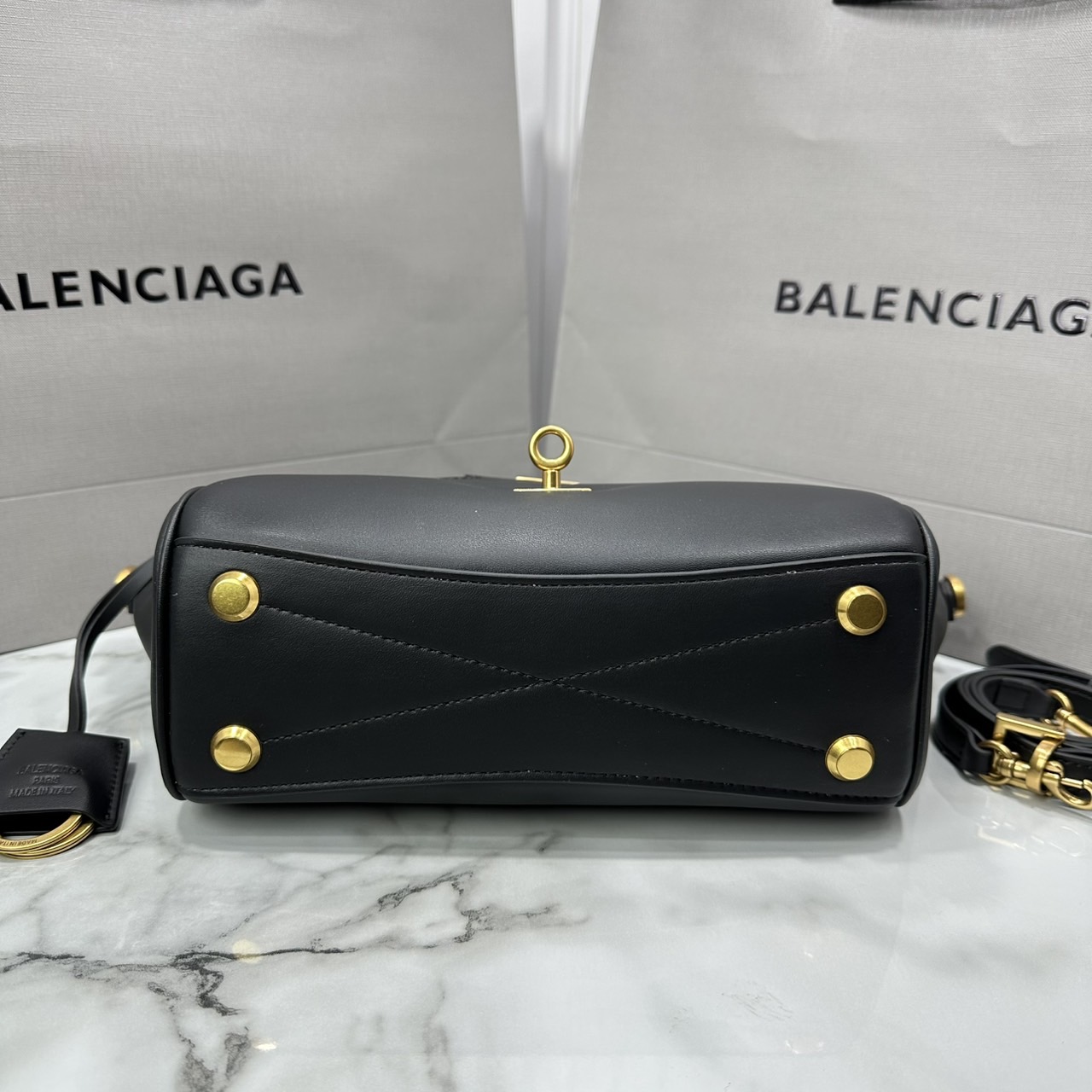 ORI หนังแท้ | Balenciaga Bel Air Carry All Bag Mini in Black smooth leather, aged-gold hardware ที่สุดของไฮแฟชั่น ดีไซน์เหนือกาลเวลาสุดไอคอนิค ต้องยกให้แบรนด์นี้เลยค่ะ กระเป๋าสะพายดีไซน์สวย!! หรู!! เลิศ!! ไม่ซ้ำใคร