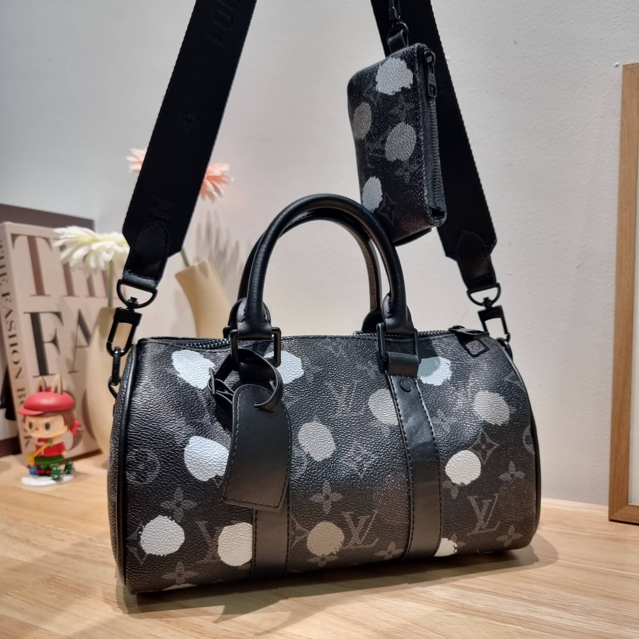 LV x YK KEEPALL BANDOULIERE 25 BAG ย่อส่วนความเท่ให้สะดวกกับชีวิตประจำวัน กับกระเป๋าสะพาย ทรงกระเป๋าเดินทางสุดคลาสสิค ด้วยดีเทลความเป็นเอกลักษณ์ เรียบแต่หรู