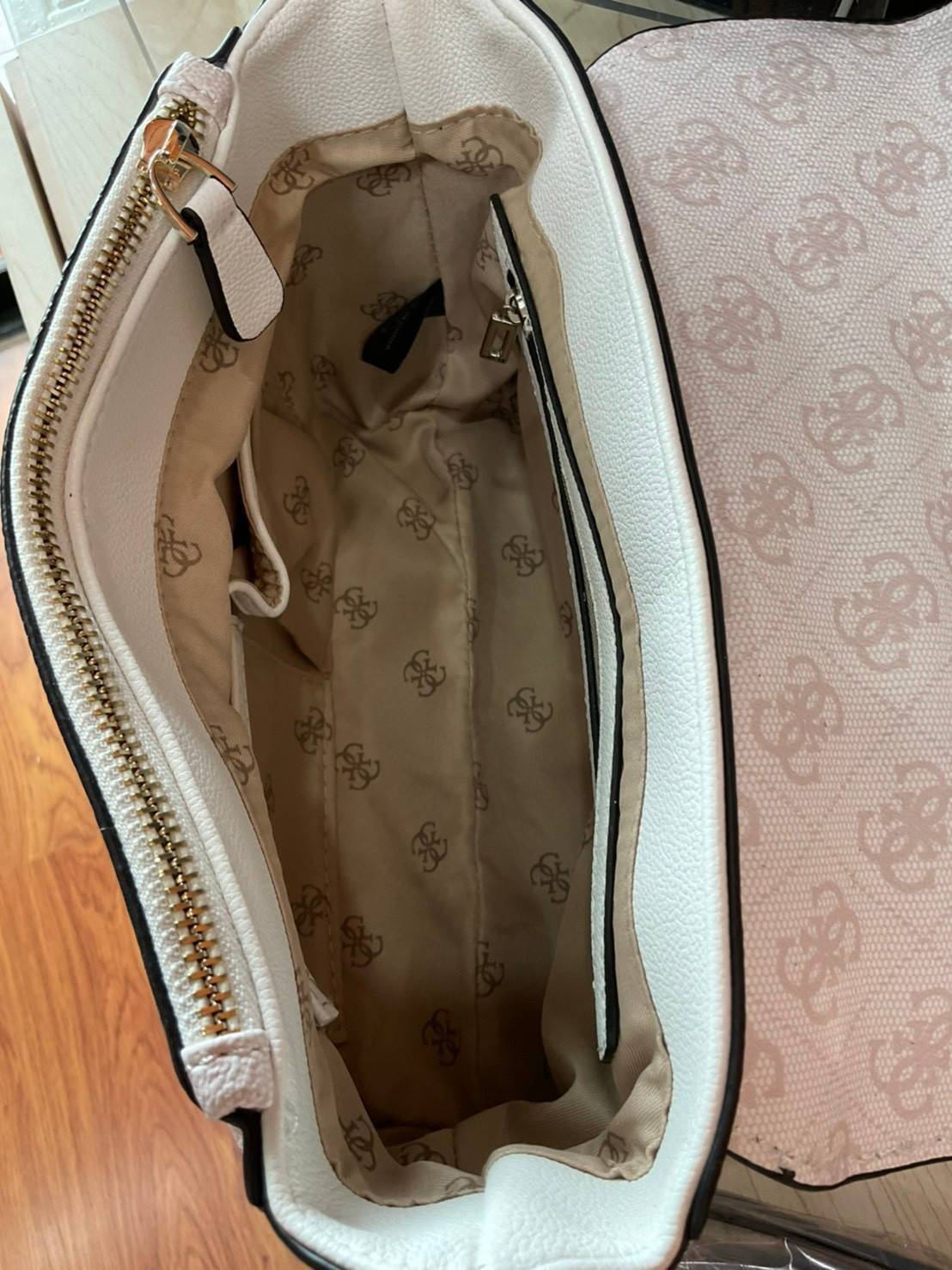 ราคาปังปิ๊นาศ (!!) มากแม่ 💕 GUESS Candace Top Handle Flap Bag กระเป๋าสะพาย Crossbody / คล้องแขน ถือออกงานได้ ทรงน่ารัก จากแบรนด์ GUESS สวยอยู่ทรง ขนาดกำลังดี น้ำหนักเบา ด้านหน้ามีโลโก้แบรนด์อะไหล่ทอง มีอะไหล่โซ่ห้อยด้านหน้าสามารถคล้องแขนและถือได้ 