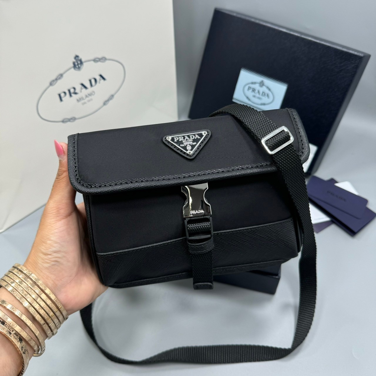 PRADA Re-Nylon and Saffiano leather smartphone case / PRADA Crossbody Nylon Men Bag กระเป๋าสะพายใบกะทัดรัด เป็นใบที่ท่านชายควรมีมาก งานสวยเท่ห์ ใช้ได้ทั้งชายหญิง เหมาะกับ everyday look มากๆค่ะ