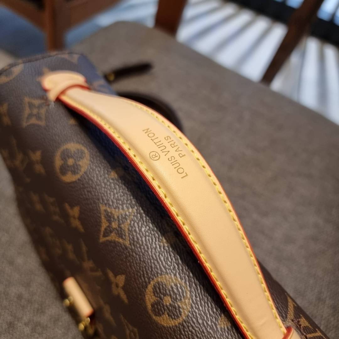 ยกระดับให้ตัวเอง กับไอเท็มสุดเลิศ ที่สาวๆตามหา LV pochette metis กระเป๋าถือ/สะพายทรงสวย คลาสสิค ดีไซน์เรียบง่าย แต่แฝงความหรู วัสดุหนังแคนวาสคุณภาพดี เปิดปิดด้วยตัวบีบล็อค ด้านหลังมีช่องซิปแยก ภายในซับสวยงามมาก ดูแพงที่สุด แบ่งสัดส่วนดูเหมาะ น่าใช้จริงๆ ส