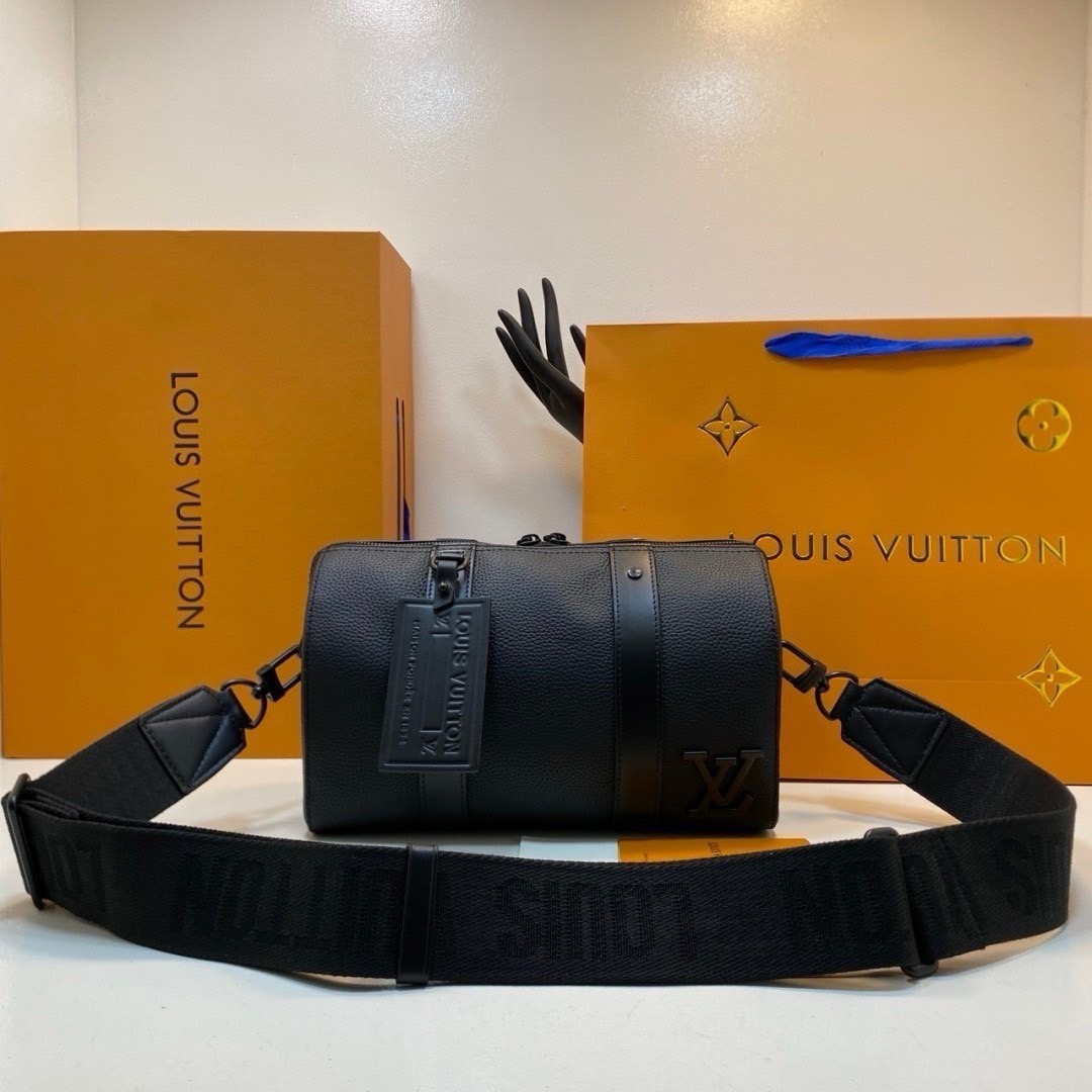 สลับแท้ LV City Keepall Bag 27cm กระเป๋าสะพายทรงหมอนสุดไอคอนิก หนังแท้ Aerogram สีดำคลาสสิก โดดเด่นด้วยโลโก้ LV โลหะสีดำสะท้อนเอกลักษณ์เรียบง่าย หรูหราร่วมสมัยอย่างลงตัว