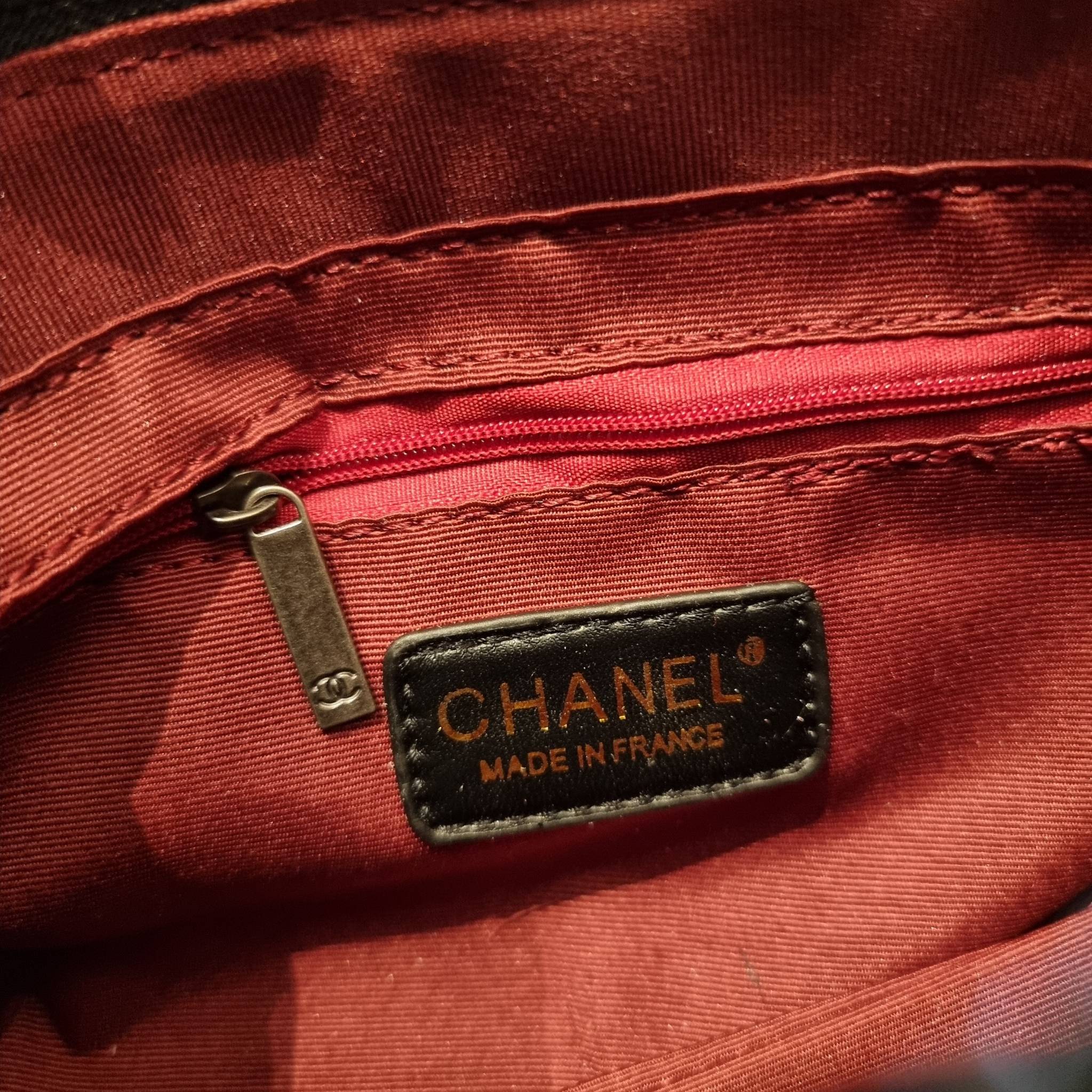 8" CHANEL SHOULDER BAG / CHANEL GABRIELLE HOBO BAG ไซส์คลาสสิค กระเป๋าสะพายข้าง/ไหล่ หนังสังเคราะห์ นิ่ม หรู มาพร้อมพวงกุญแจสัญลักษณ์แบรนด์ พิเศษ!! สายคล้อง jumbo font เพิ่มดีเทลความแพง อะไหล่พร้อมโซ่สะพายสีทองสลับสีเงินรมดำ สามารถสะพาย crossbody หรื