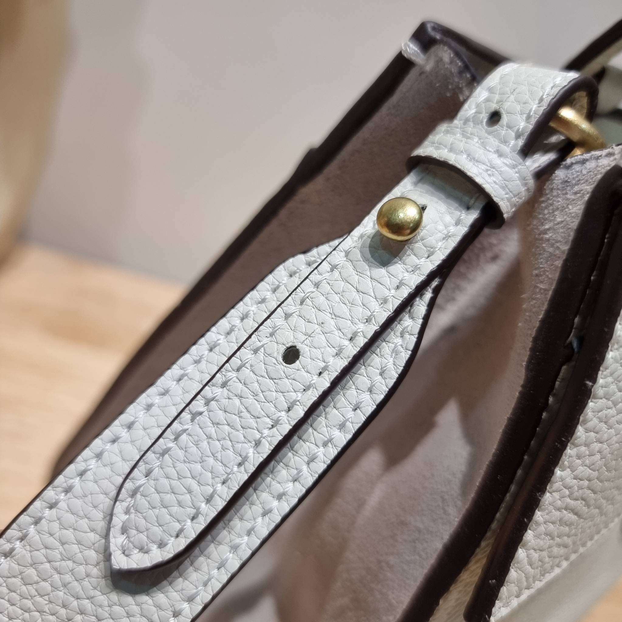 TORY BURCH MILLER TOP HANDLE SATCHEL ใหม่ล่าสุด กับกระเป๋าสะพายรุ่นยอดนิยม ที่มาในดีไซน์ top handle ให้สะดวกใช้ได้มากขึ้นด้วยหูจับในตัว โดดเด่นด้วยโลโก้สีทอง ด้านหน้าและด้านหลังมีช่องเปิดเก็บของได้