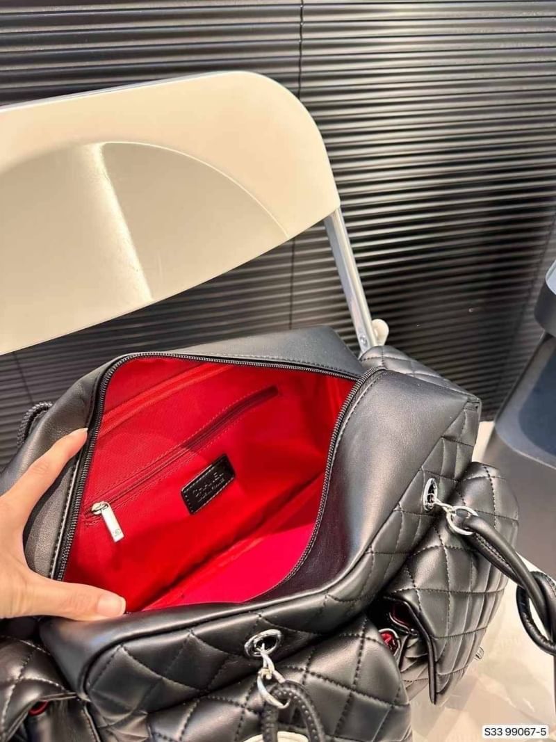 CHANEL Cambon Reporter Handbag ใหม่ล่าสุด กับกระเป๋าสะพายรูปทรงใหม่ มาพร้อมช่องใส่ของหลากหลายมุม แยกสัดส่วนใช้งานง่าย โดดเด่นด้วยโลโก้สีขาวตกแต่งด้านหน้า