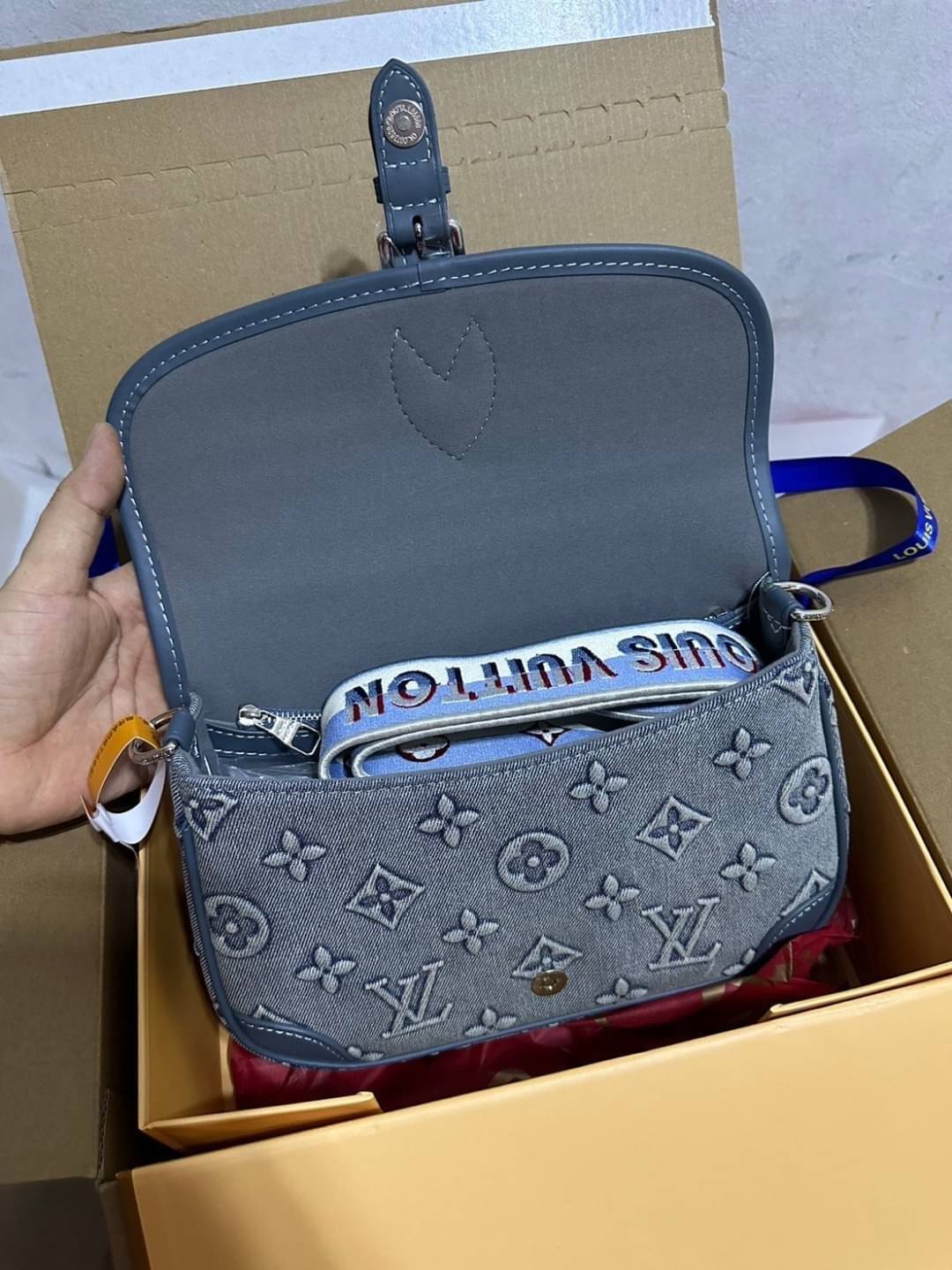 LV Diane Monogram Denim Bag กระเป๋าสะพายมัลติฟังก์ชั่นเดนิมสไตล์วินเทจ ปั้มนูนโลโก้ลายโมโนแกรม ดีไซน์ใหม่ ออกมาได้น่ารักน่าใช้มากๆ สียีนส์ซีดสวยมีเสน่ห์ -- [รับตัวแทนกระเป๋า]