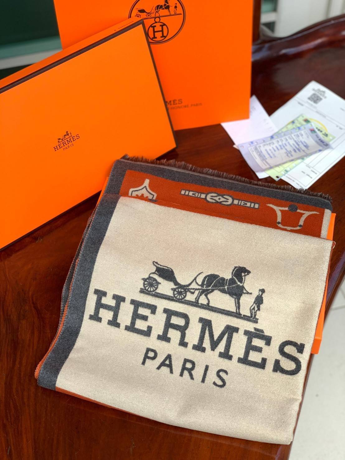 Hermes Paris Women’s Scarves Accessories Scarf ผ้าคลุมไหล่ผืนใหญ่ สวยหรูตาสแบบฉบับจากHermes ถักทอด้วยผ้าcashmere ผ้าเนื้อดี สัมผัสนุ่มมือ ทอลายในตัว สีสันและลายคมชัด ผืนใหญ่ ให้ความอบอุ่น มาเป็นเซ็ทของขวัญ เพื่อมอบเป็นของขวัญชิ้นดีแทนความรู้สึกดีๆให้กับที