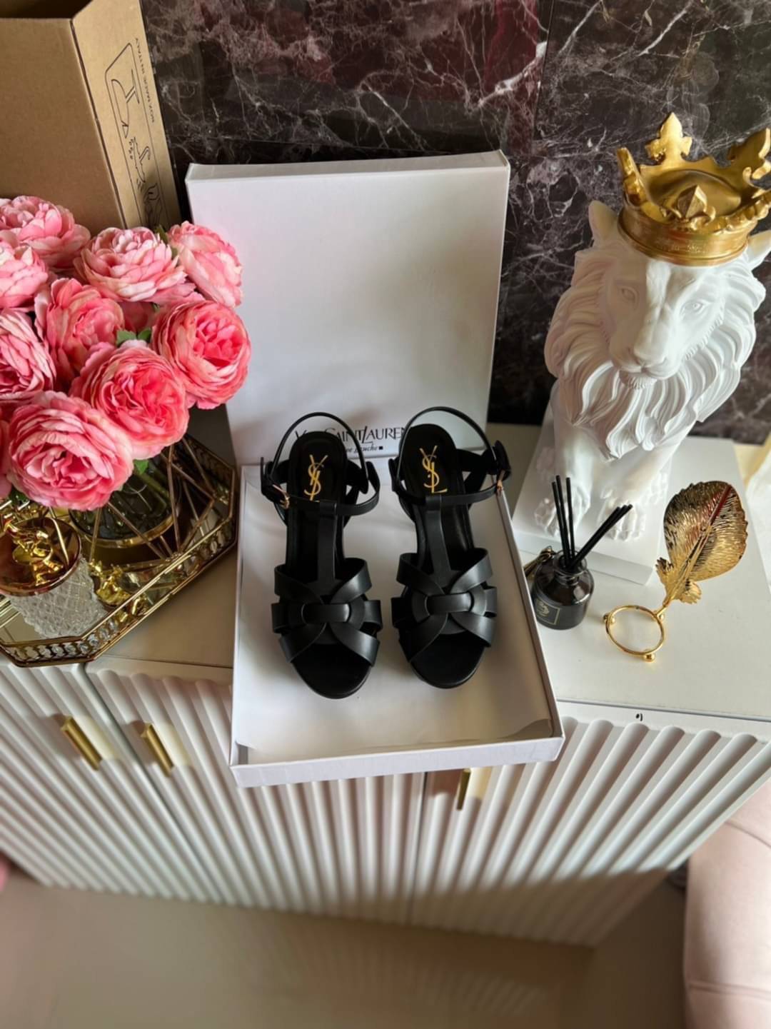 YSL TRIBUTE HEEL / SAINT LAURENT TRIBUTE HEEL / YSL HIGH HEEL เกรดออริจินอล รองเท้าส้นสูงแบรนด์หรู ที่สาวๆ ทุกคนควรมี ไว้ออกงานหรือใส่ทำงานได้ คู่นี้คือปังได้ตลอดกาล เพิ่มความสูงเพรียว สวยหรูมากค่ะ