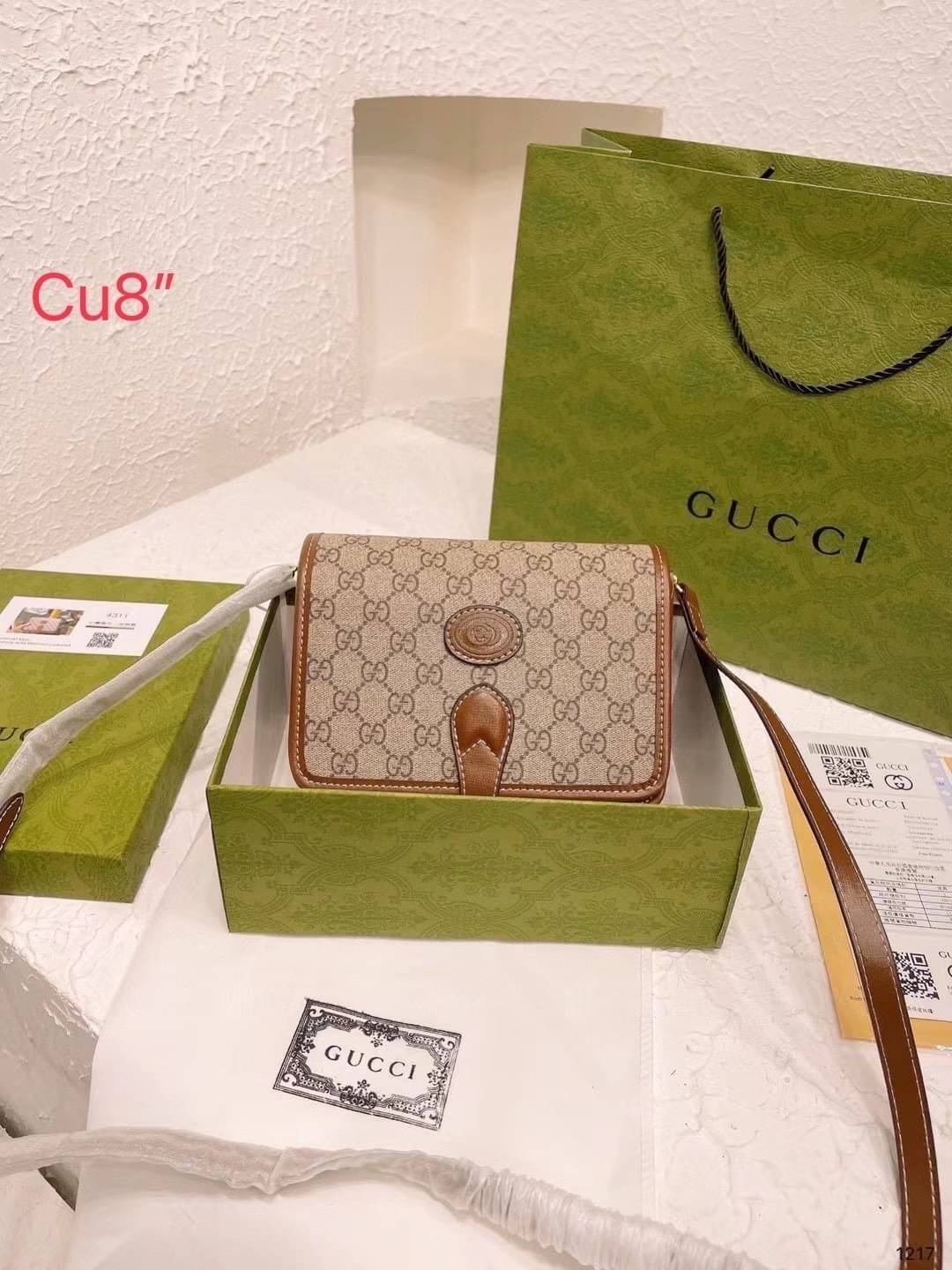 Gucci Mini shoulder bag with Interlocking G กระเป๋าสะพาย อีกหนึ่งในสัญลักษณ์ที่สำคัญของแบรนด์ วัสดุแคนวาสโมโนแกรมสวยงาม ภาพถ่ายจากงานขายจริง ใช้งานต่างประเทศได้