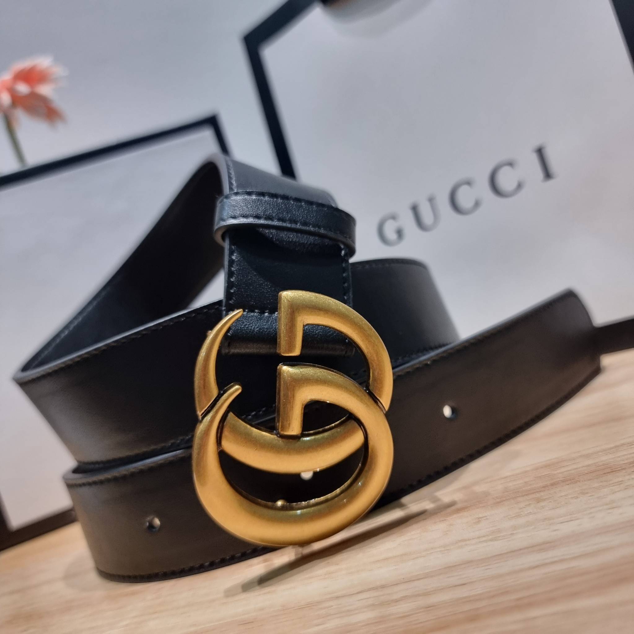 GUCCI BELT / GG belt 3.5cm เข็มขัดสีดำสุดคลาสสิค รุ่นโลโก้ ใหญ่ เรียบง่าย ผู้ดี เป็นซิกเนเจอร์ ด้วยดีไซน์ double buckle อะไหล่สีทองวินเทจ ทำให้ใช้งานเป็น everyday use ได้เลย วัสดุหนังสวย พร้อมออริจินัล box ที่สุดของการคอมพลีทลุทด้วยเข็มขัดเส้นนี้เส้นเดียว