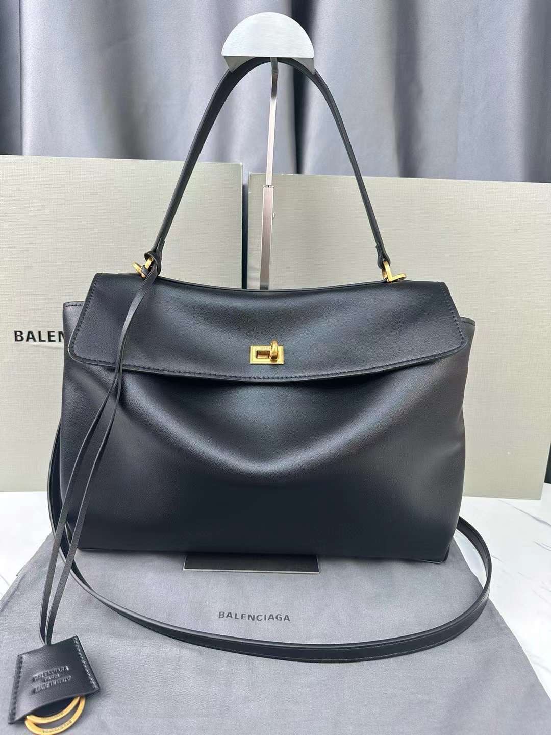 Balenciaga Rodeo Medium Handbag in Black 35cm กระเป๋าสะพายหนังเรียบผิวสัมผัสนุ่มสบายผิว ดีไซน์เรียบหรูตามเอกลักษณ์ของแบรนด์ ภายในโล่งกว้าง จุของได้เยอะ ใบจริงน้องสวยน่าใช้มาก จัดให้ครบเซ็ทในราคาน่ารัก ห้ามพลาด!!