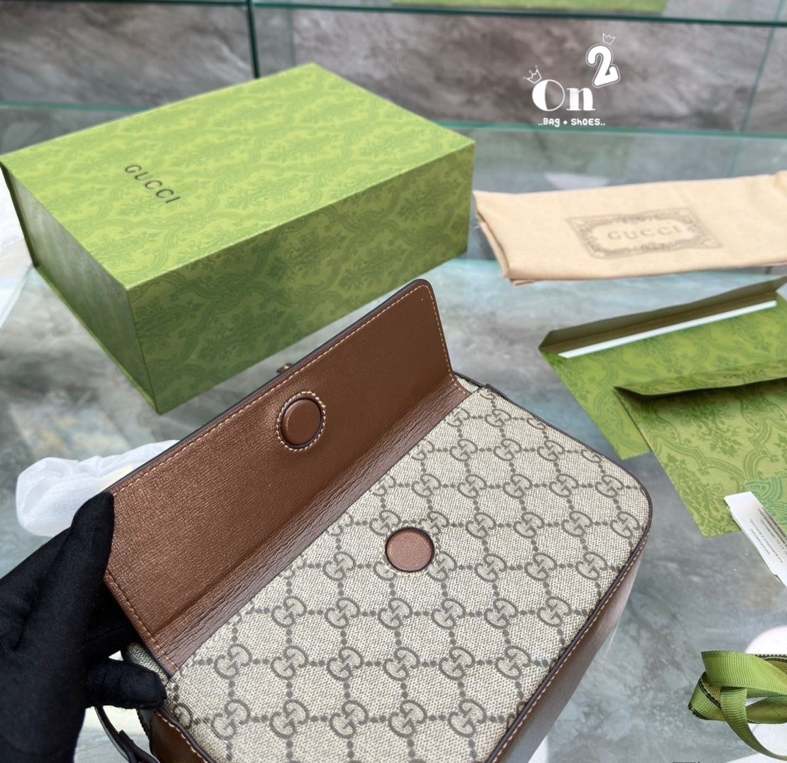 GUCCI Horsebit 1955 small shoulder bag กระเป๋าสะพายทรงคลาสสิค ทรงกล่องสวยอยู่ทรง ภายในเป็นช่องโล่ง ดีเทลสวย คุ้มค่า ผู้หญิงสะพายได้ ผู้ชายสะพายดี ราคาดีงาม!! ต้องไม่พลาดน้า