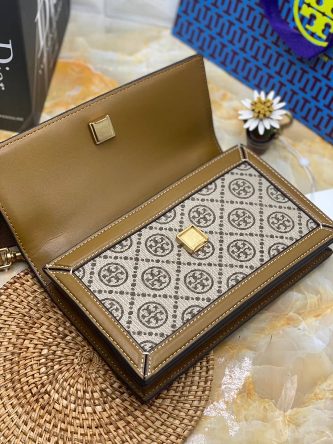 สีใหม่ Hazelnut Medium Size TORY BURCH T Monogram jacquard shoulder bag คอลเลคชั่น T Monogram สำหรับคอลเลคชั่นฤดูใบไม้ผลิ 2021 เราสร้างสรรค์ลายโมโนแกรมที่ได้รับแรงบันดาลใจมาจากลวดลายการถักทอผ้าห่มของชาว Pennsylvania Dutch แบบดั้งเดิม เป็นการเฉลิมฉลองโลโก้