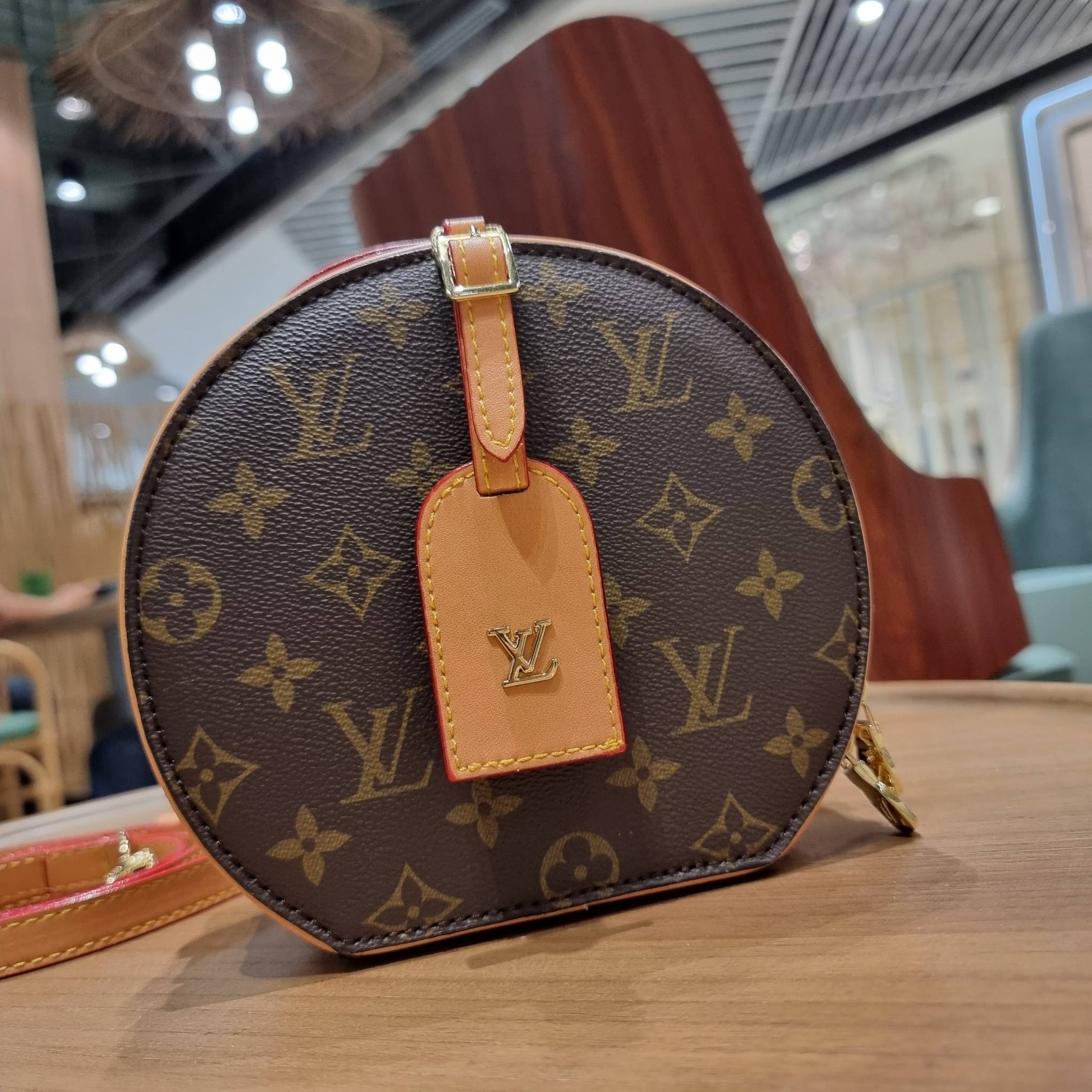 LV CROSSBODY ROUND BAG / LV BOITE CHAPEAU สุดยอดของรุ่นที่ฮิตตลอด กระเป๋าสะพาย สวยอยู่ทรง ผู้ดีมากๆ วัสดุหนังแคนวาสคุณภาพ โดดเด่นด้วยรูปทรงเอกลักษณ์ มาพร้อมแท็กหนังห้อย เพิ่มความแพงไปอีก เปิด-ปิดด้วยซิป ภายในเป็นช่องโล่ง สวยไปอีกหนึ่ง มีสายสะพายครอสให้ ปร