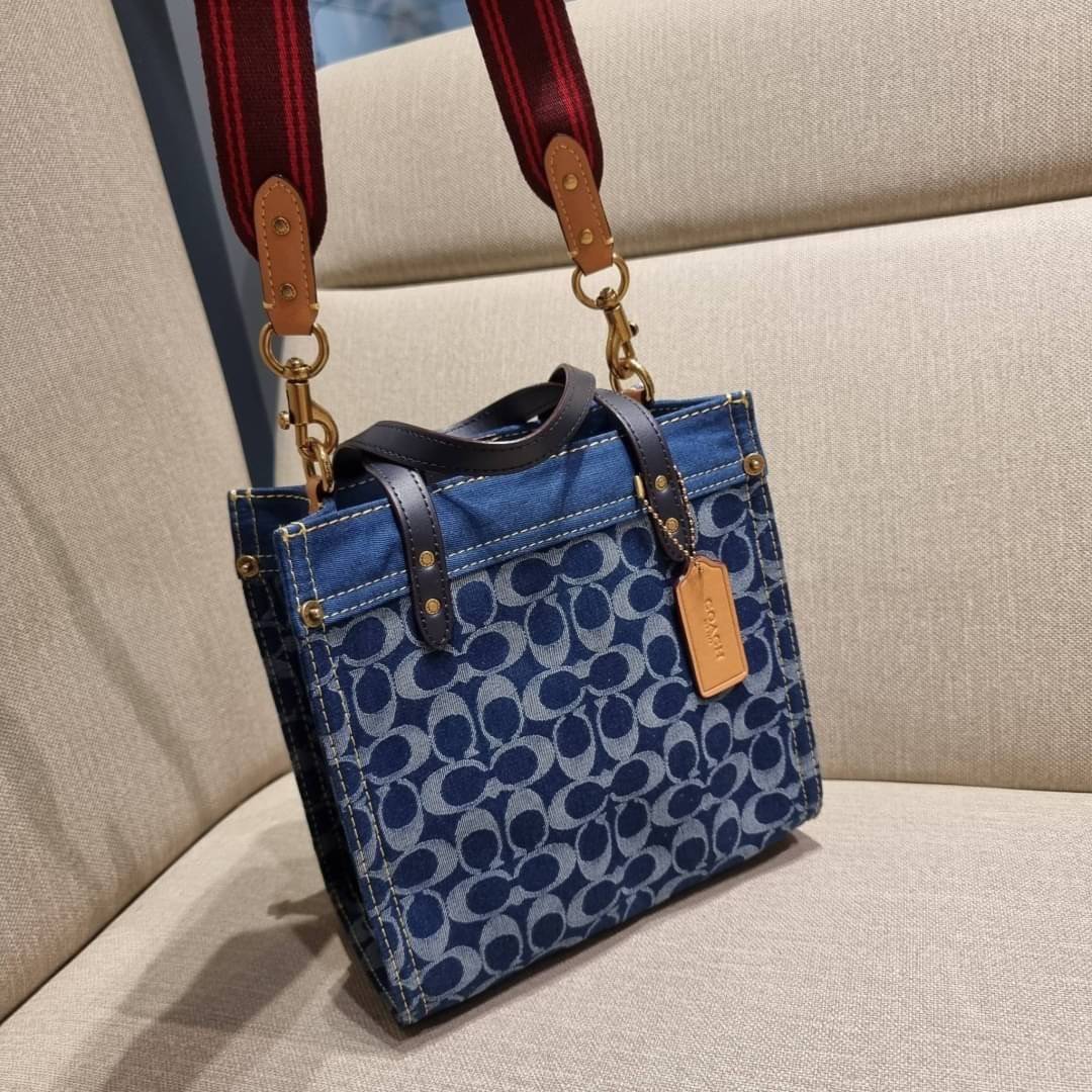 COACH CA580 FIELD TOTE 22 IN SIGNATURE DENIM คอลเลคชั่นสุดคลาสสิค ดีไซน์สวยหรูดูแพงในไอเท็มเดียว กระเป๋าทรงโท้ท ไซส์กำลังสวย น่าใช้ ชิคๆคูลๆมาก ฟังก์ชั่นการใช้งานสะดวกที่สุด มีทั้งสายคล้องแขนในตัว และสายครอสบอดี้แบบสปอร์ตเส้นใหญ่ วัสดุผ้าเดนิมตกแต่งลวดลาย