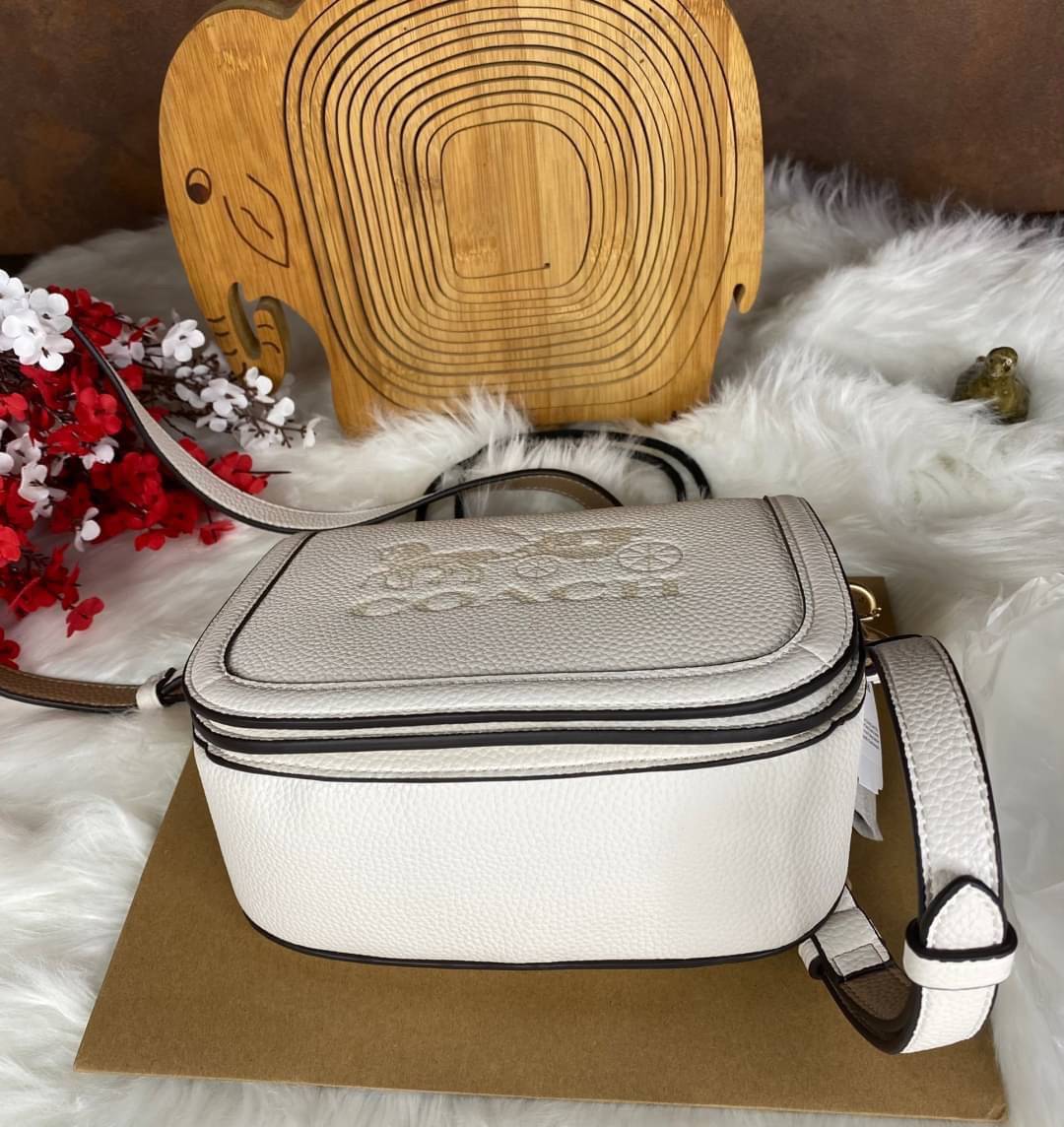 OUTLET 】COACH SADDLE BAG WITH HORSE AND CARRIAGE (COACH C4058) หนังกรวดละเอียดภายในกระเป๋ามัลติฟังก์ชั่น กระดุมแม่เหล็ก ซับในผ้านอกกระเป๋าเปิด สายสะพายถอดได้ สายสะพายยาว 22" สำหรับสะพายไหล่หรือ crossbody