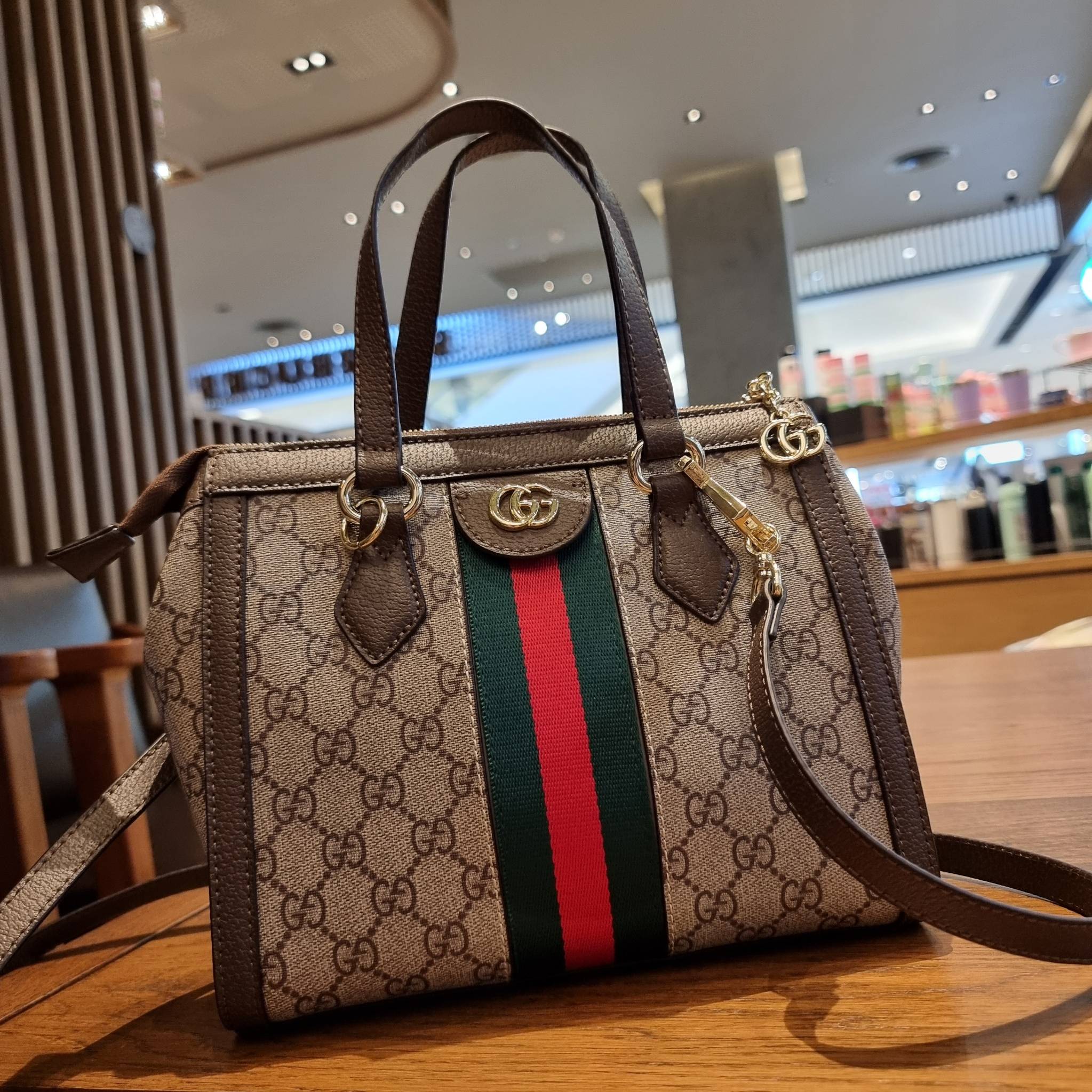 GUCCI Ophidia Small GG Tote Bag GC CLASSIC SMALL TOTE BAG WITH GWP กระเป๋าถือ/สะพาย อีกรุ่นหายาก ที่คงความสวยคลาสสิค และเรียบหรู วัสดุหนังแคนวาส ดีไซน์แถบคาดโดดเด่น รูปทรงสวยน่าใช้มากๆ สะพายขับผิว เปิด-ปิดกระเป๋าด้วยซิป หัวซิปตัว G อะไหล่สีทอง ภายในโล่งกว