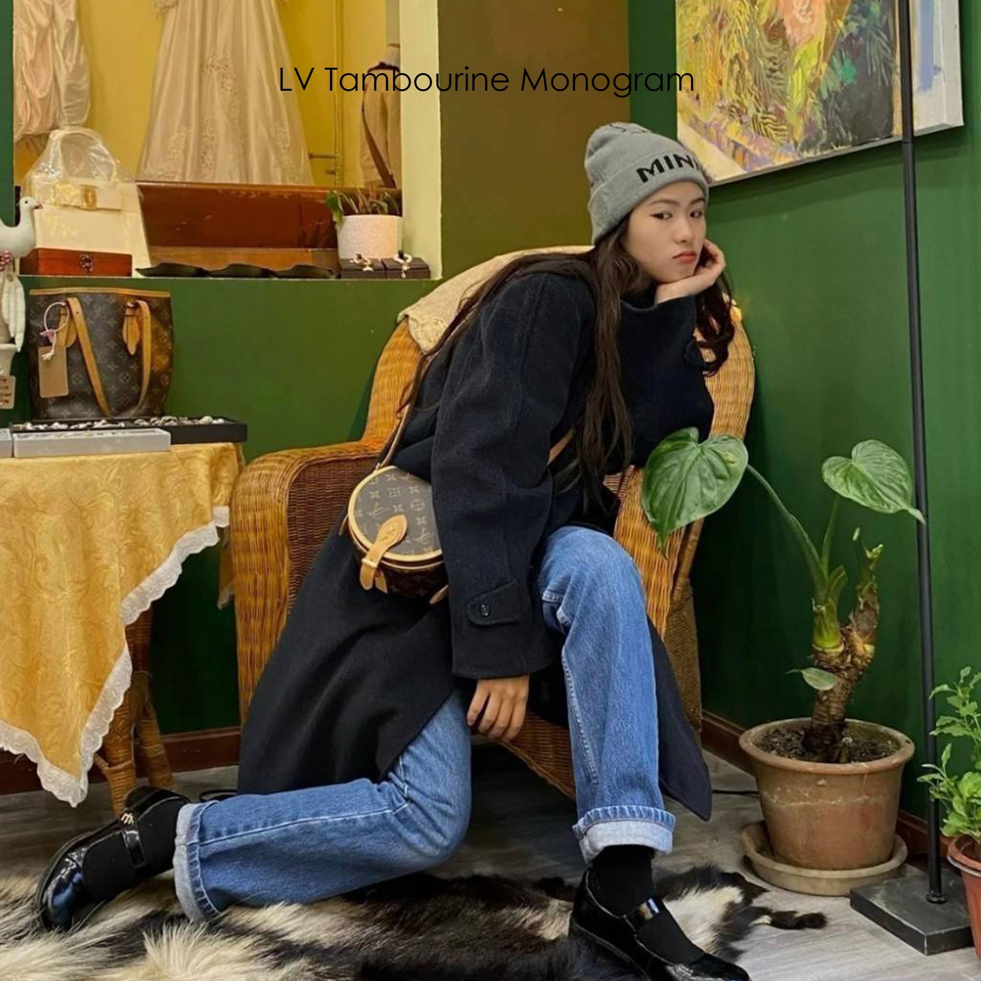 LV Tambourine Monogram Canvas Bag กระเป๋าสะพายทรงสวย ใบเล็กน่ารัก ดีไซน์คลาสสิค วัสดุหนังแคนวาส เปิด-ปิดกระเป๋าด้วยอะไหล่สายคาด สายสะพายในตัว ปรับได้