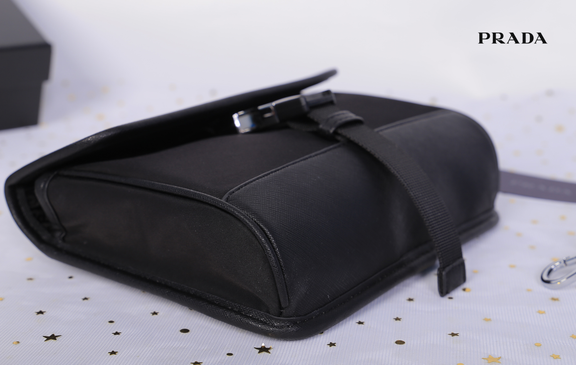 Prada NYLON & Saffiano crossbody bag กระเป๋าสะพายขนาดกำลังน่ารัก วัสดุ NYLON ผสม หนังลาย Saffiano ขนาดกำลังพอดี อยู่ทรง