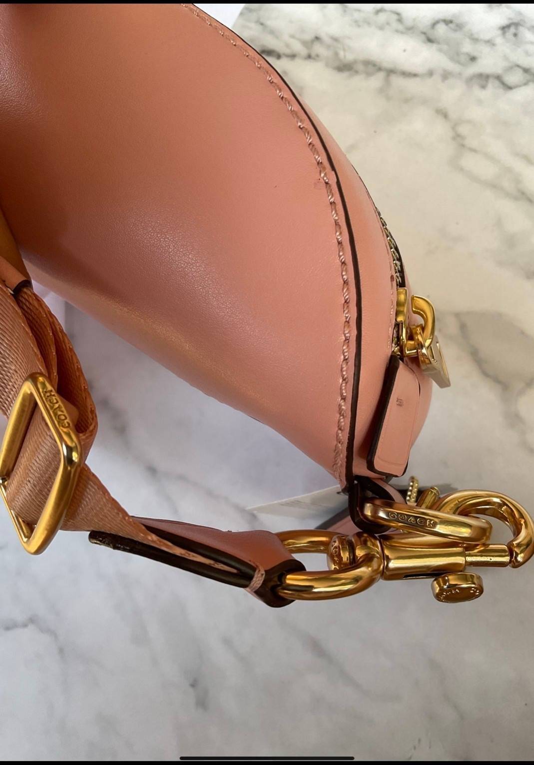 COACH SELENA BELT BAG WITH BUNNY (39315 Pink) / (39316 Black) กระเป๋าสะพาย/คาดอก/คาดเอว รุ่น Limited Edition น่ารักมาก💕 วัสดุหนังแท้ หนังนิ่มอยู่ทรง เปิด-ปิด ด้วยซิป ใส่ Iphone+ กระเป๋าสตางค์ใบสั้น ใส่ของจุกจิกได้ ด้านหลังมีอีก 1 ช่องซิป สายปรับระ