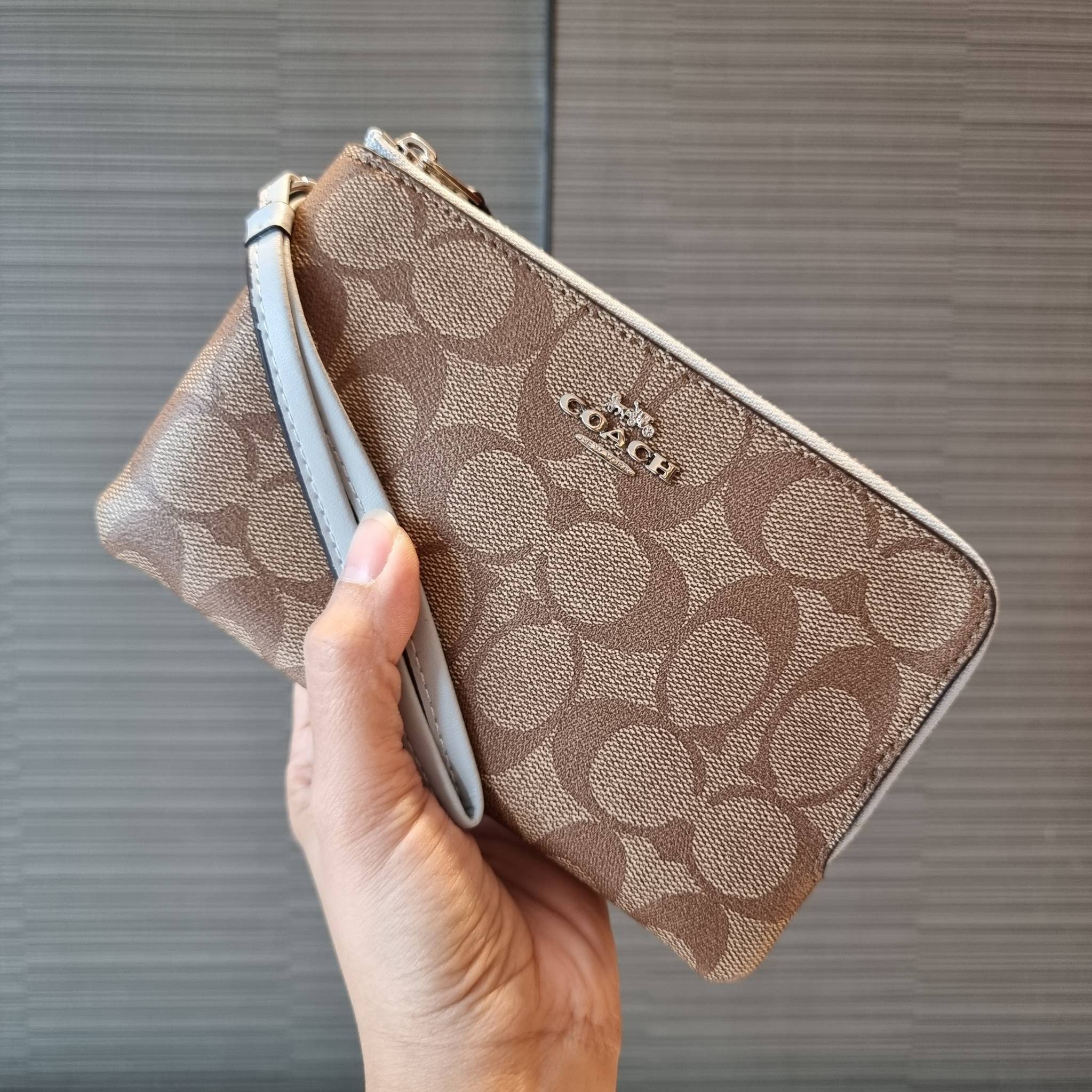COACH F87591 DOUBLE CORNER ZIP WALLET IN SIGNATURE COATED CANVAS คล้องมือรุ่น 2 ซิป!! มาแล้วจ้า 🌟🤗 ไซส์นี้คือเหมาะมือจริงๆ พกง่ายเช่นเคย ไม่ต้องกังวลว่าจะเกะกะหรือกินพื้นที่กระเป๋าหลัก วัสดุหนังแคนวาสเคลือบลาย มีช่องหลักแยก 2 ช่อง ภายในบุผ