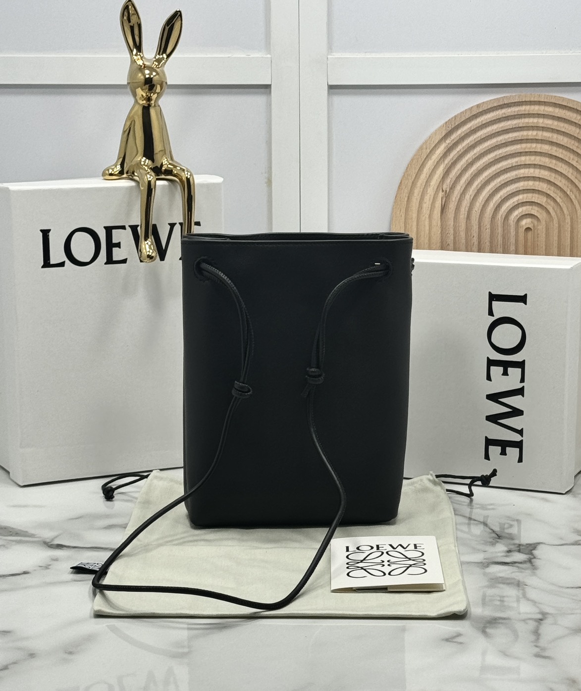 ORI หนังแท้ | LOEWE pebble pouch in smooth กระเป๋าทรงโท้ทดีไซน์คลาสสิค เรียบง่ายแต่ดูแพง มีระดับสุดๆ แต่งหมุดปั้มโลโก้แบรนด์สีทองสวยโดดเด่น เหมาะเป็นไอเท็ม everyday bag จริงๆ