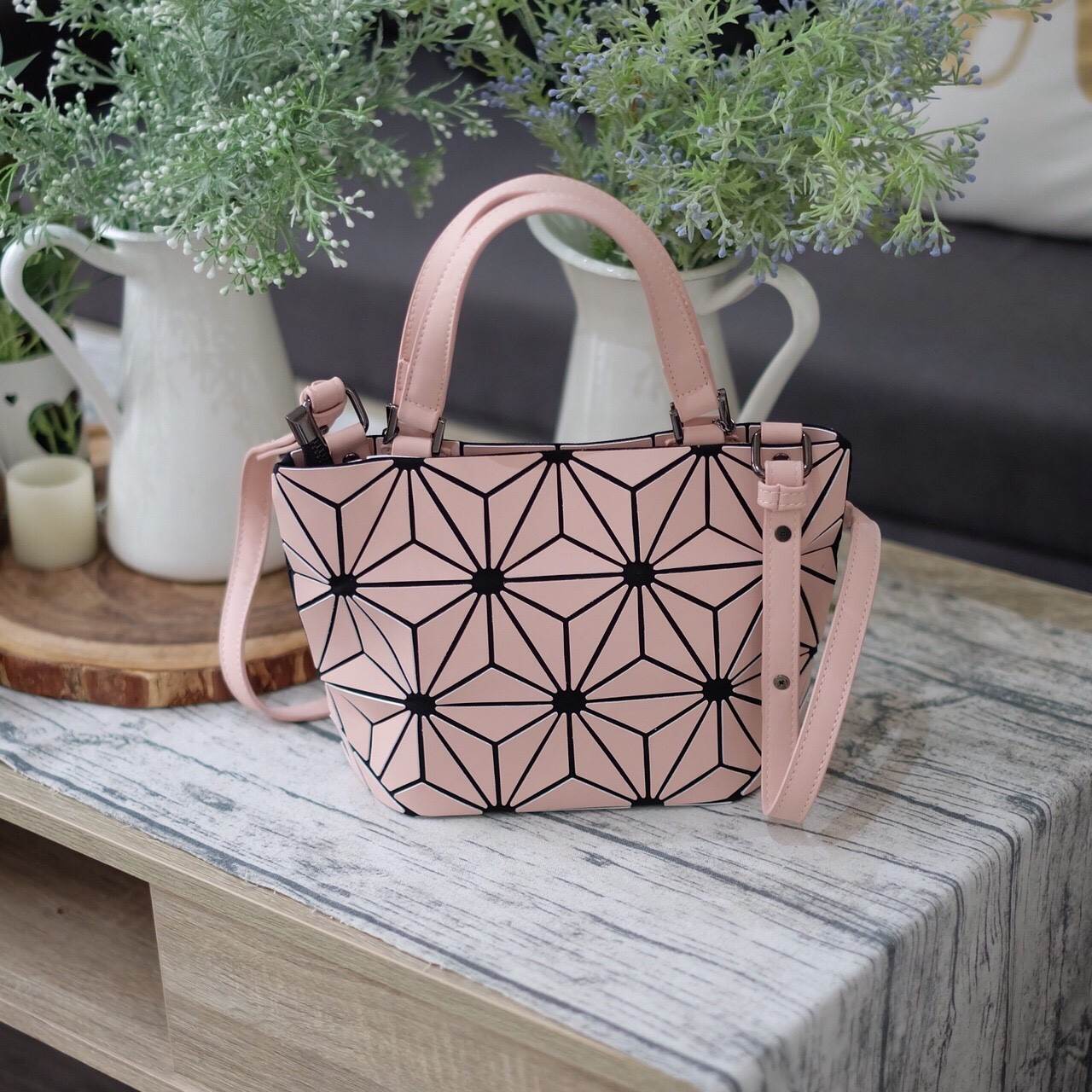 New Collection ka ' Matte Color ' ✨✨ สีด้าน มีให้เลือกถึง 4 สี 🍭🍭แถมยังลาย Limited edition หายาก 👍ปรับทรงได้ 2 แบบ น่ารักมาก จากแบรนด์ David Jones กระเป๋าสะพายข้างดีไซน์เกร๋มาก สีสวยหรูมาก ขนาดกะลังดีเลย น้ำ