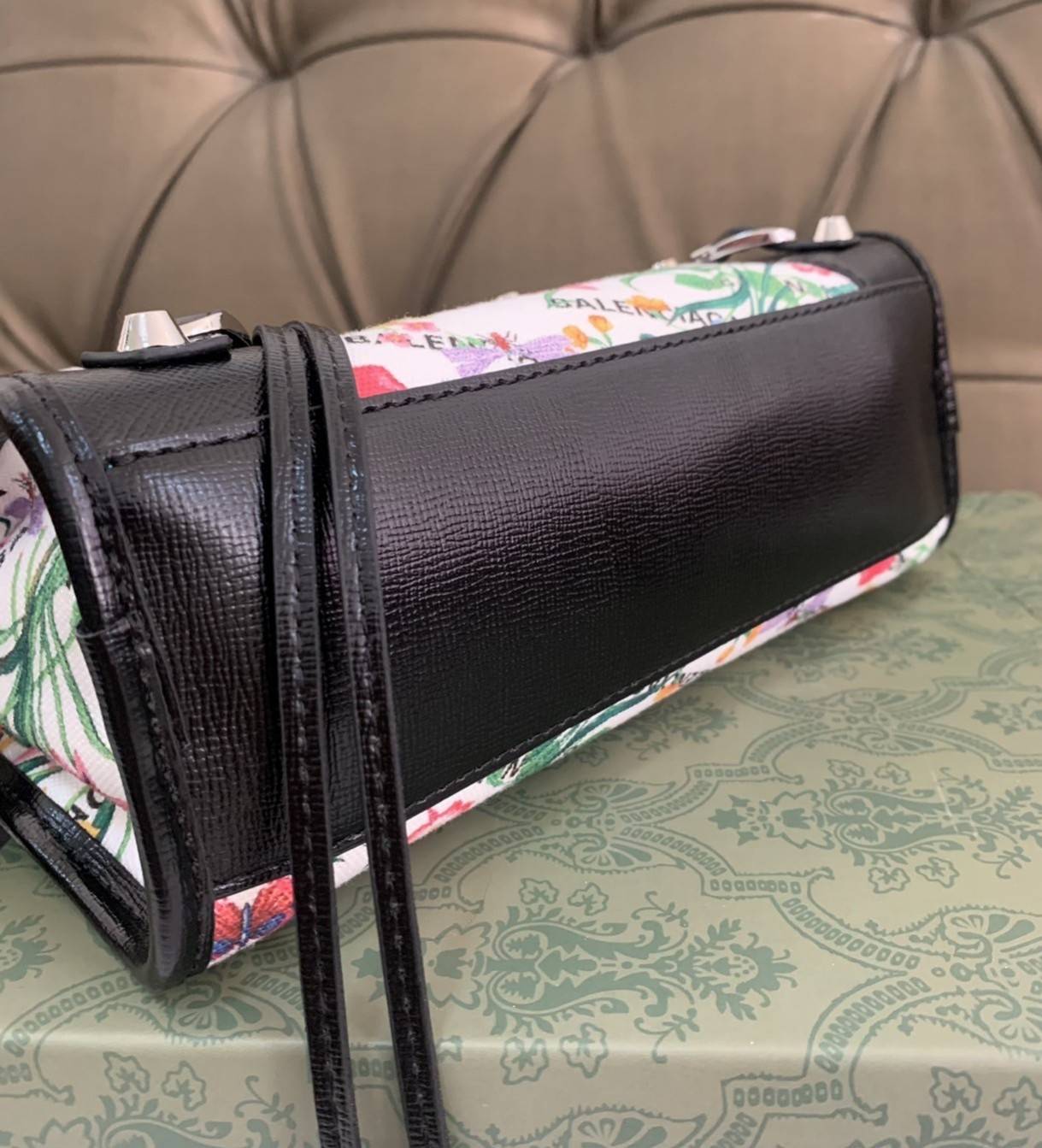 VIP 🥂 Gucci x Balenciaga The Hacker Project Mini Neo Bag คอลเลคชั่นร้อนๆ พร้อมเสิร์ฟ ที่่มีการผสมผสานระหว่างGucci & Balenciaga เข้าไว้ด้วยกัน ดีไซน์ล้ำสมัย วัสดุCanvas เย็บขอบด้วยหนังcalfskin อะไหล่เงิน ลวดลายสดใส ประทับตัวอักษรBalenciaga ลงบนผ้าเ