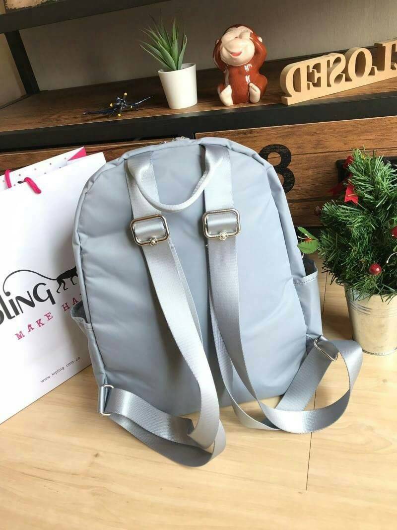 KIPLING IMMIN BACKPACK อีกcollection!ของรุ่นImmin กระเป๋าเป้สะพาย วัสดุPolyamide100% กันน้ำได้ ขนาดกำลังดี ใช้งานได้ทุกวัน เปิดปิดด้วยซิปคู่ ภายในมีช่องแยกเป็นสัดส่วน ประดับพวงกุญแจรุปหัวใจลายหินอ่อน ถอดแยกใช้งานได้ ราคาสุดคุ้มเลยคร้า!!
