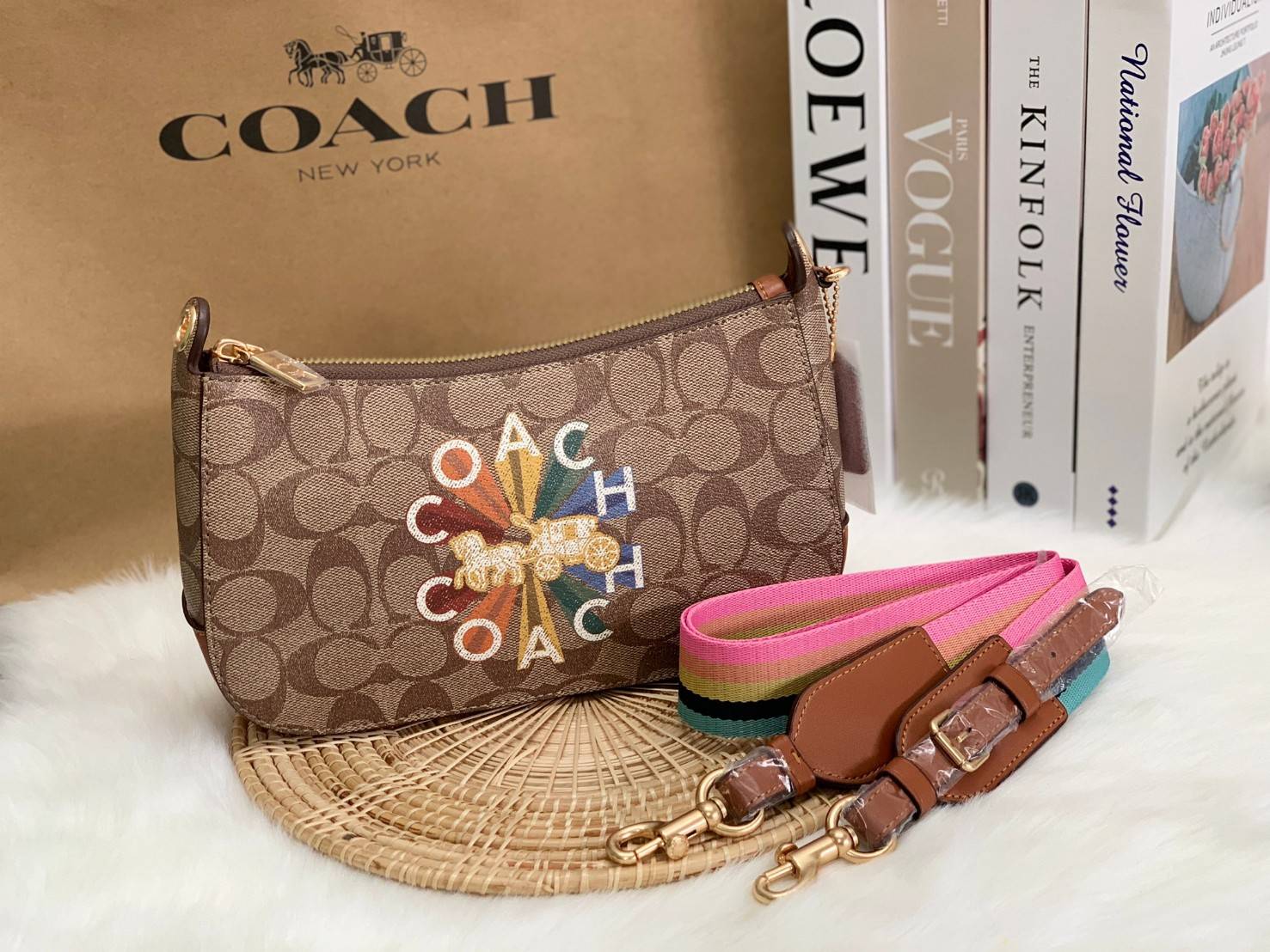 NEW ARRIVAL! นาทีนี้ต้องมีแล้วค่ะ ต้อนรับหน้าหนาวกันน! COACH JES BAGUETTE IN SIGNATURE CANVAS WITH COACH RADIAL RAINBOW ((C6817)) พร้อมส่งที่ไทย สิคค้าเข้าใหม่ค่ะ! กระเป๋าสะพายครอสบอดี้ร์ หนังแท้ น้ำหนักเบา เปิดปิดกระเป๋าแบบซิป ภายในสามารถใส่กระเป๋าเงินใบ