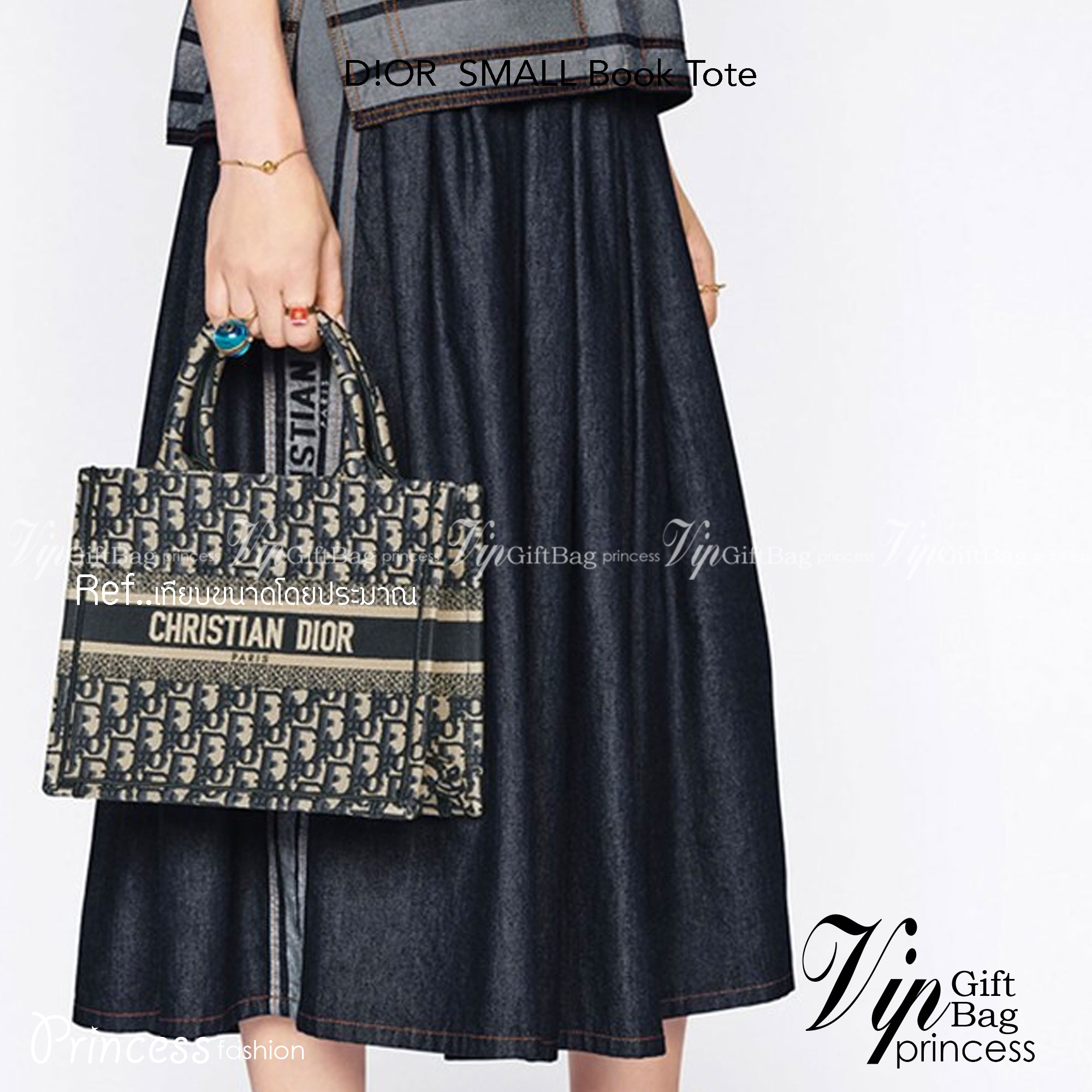 DIOR SMALL BOOK TOTE กระเป๋าสะพายทรงโท้ท สวยคลาสสิคขนาดกำลังดี พกพาสะดวก ใช้งานง่ายสุดๆ วัสดุงานทอละเอียดคุณภาพดี ภายในเป็นช่องโล่ง ใบจริงงานสวยเกินเบอร์!! สวยงามเกินราคา ไม่ผิดหวังจ้า