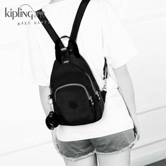 Kipling Backpack & Handbag K15456 กระเป๋าหรือสะพายหลังแบบเป้ หรือคาดอก เปลี่ยนสไตล์เท่ๆได้ด้วยซิปเดียวด้านหลัง ขนาดกลางกำลังดี วัสดุpolymide100% น้ำหนักเบา ช่องหลักเปิดปิดสองชั้นด้วยซิปและตัวล้อคทันสมัยใช้งานง่าย ด้านหน้า1ช่องซิปเก็บของจุกจิกจิก ใช้ได้แบบ