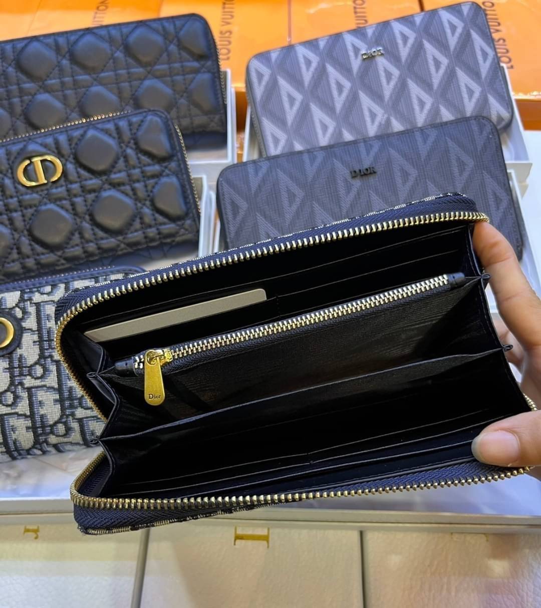 DIOR long wallet zipped กระเป๋าสตางค์ใบยาวซิปรอบ ไอเท็มสุดฮิต ติดทุกกระแส แรงไม่เคยตก รุ่น unisex สีไหนใครๆก็ใช้ได้หมด ❤️ ใบยาวขนาดกำลังเหมาะมือ