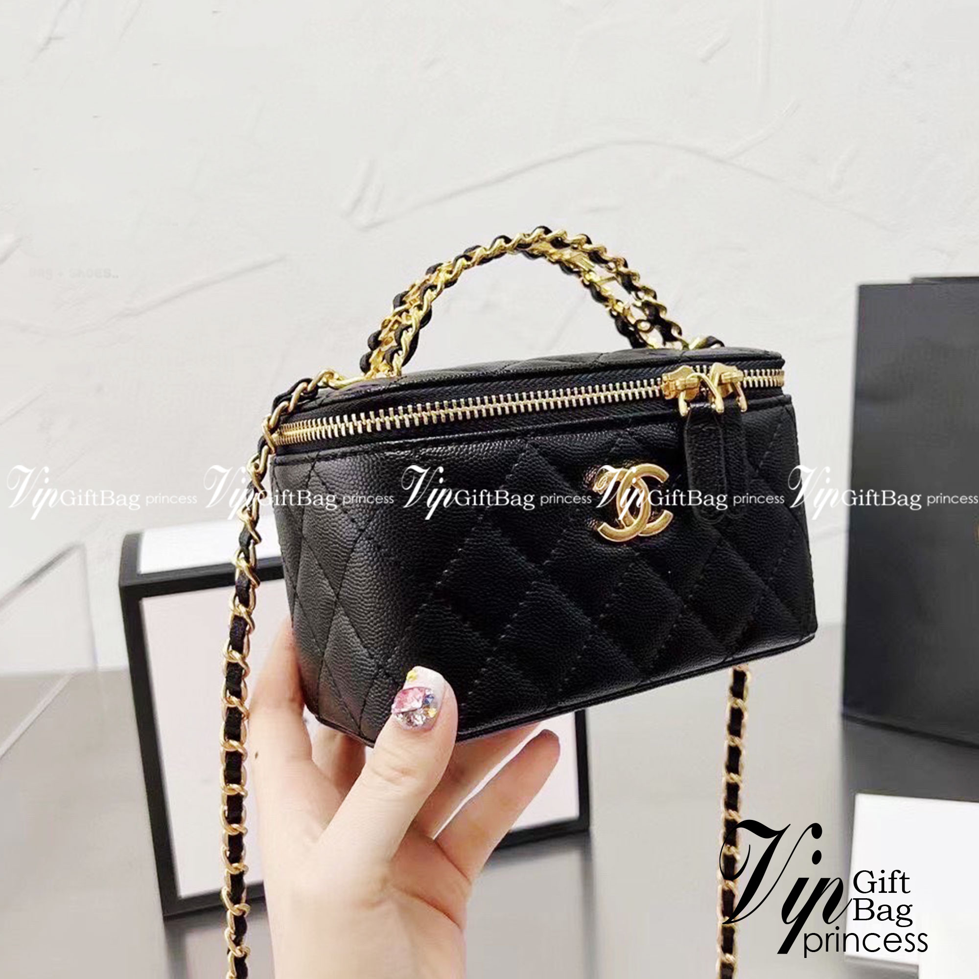 CHANEL VANITY Handle / Chanel vanity with chain and top handle กระเป๋าทรงกล่อง Vanity ซีซั่นใหม่ล่าสุด พร้อมกับหูจับอะไหล่ทอง แต่งโลโก้แบรนด์ สวยหรูมาก หนังฟูสวยใส่โทรศัพท์ได้สบายๆ เลยค่ะ มีช่องสำหรับใส่การ์ด ฮอตสุด น่ารักสุด กระเป๋าทรงกล่องใบเล็กน่ารัก ง