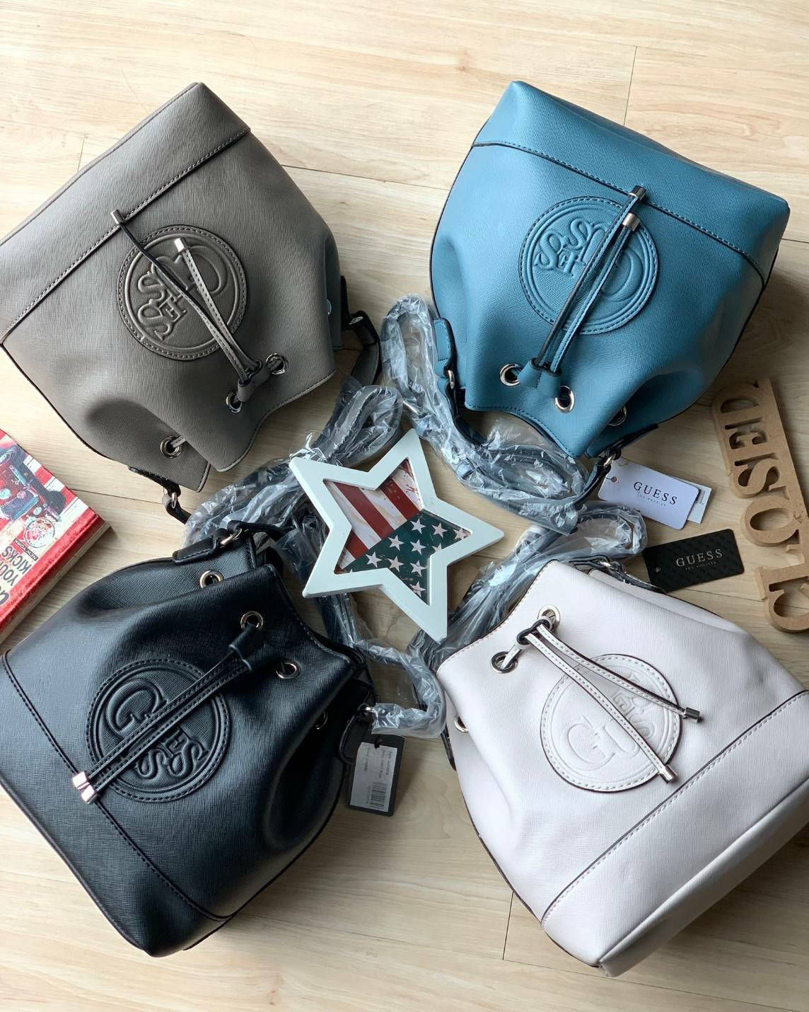 Guess Drawstring Bucket Bag กระเป๋าสะพายขนาดกลาง วัสดุลายหนังsaffiano ฐานกว้างตั้งอยู่ทรง มีซิกเนเจอร์ที่ด้านหน้าเป็นโลโก้ตัวนูน เปิดปิดแบบหูรูดและกระดุมแม่เหล็ก มีช่องใช้งานหลายข่อง สายสะพายปรับได้แบบเข็มขัด สวยแบบมีดีเทลเก๋ๆ สะพายเที่ยวระหว่างวันได้สบาย