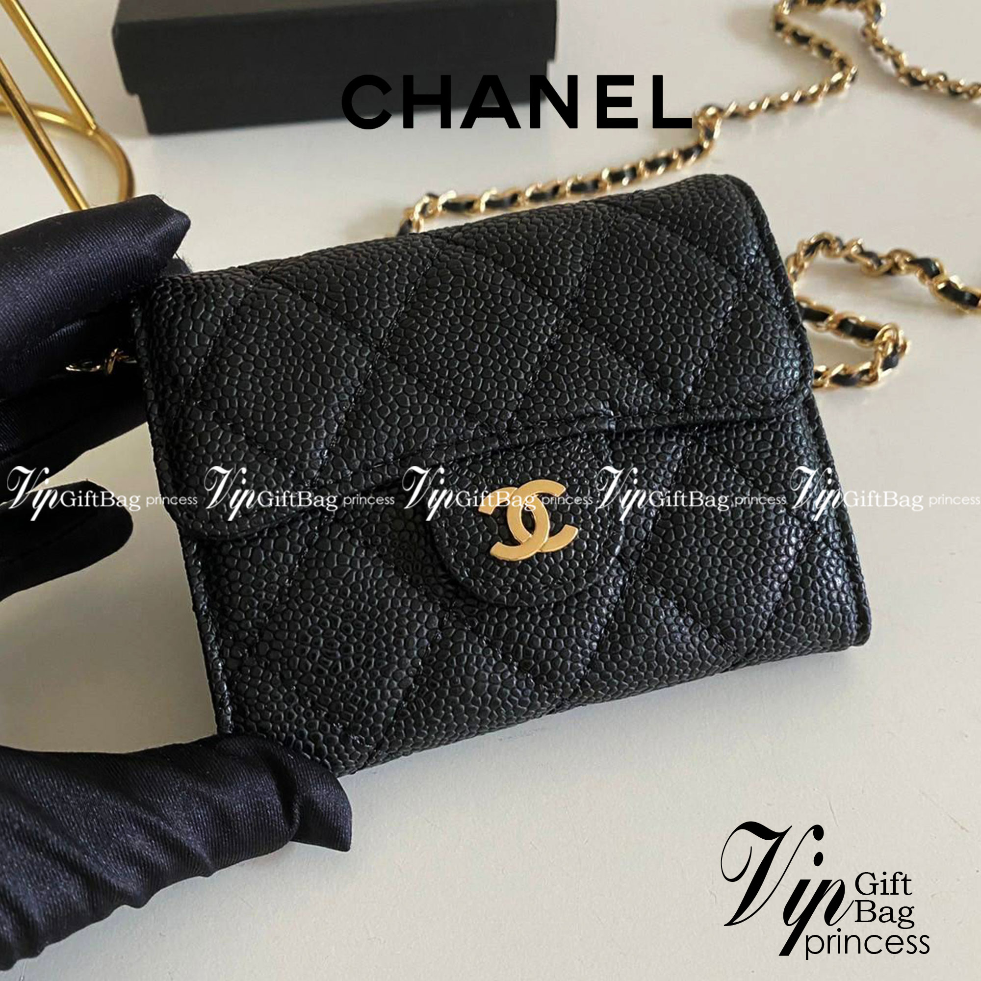 หนังแท้ Chanel wallet on chain / CHANEL BLACK CAVIAR BAG พร้อมส่งที่ไทย รุ่นยอดนิยมไอเท็มฮิตวัสดุหนังแท้คาเวียร์สวยคลาสสิคเปิดปิดด้วยฝาปิดกระดุมด้านหน้ามีโลโก้แบรนด์อะไหล่ทองสวยหรูดูดีมาพร้อมสายโซ่อะไหล่เงินและทองร้อยหนังจะสะพายไหล่ หรือ Crossbody ก็ดูดี 