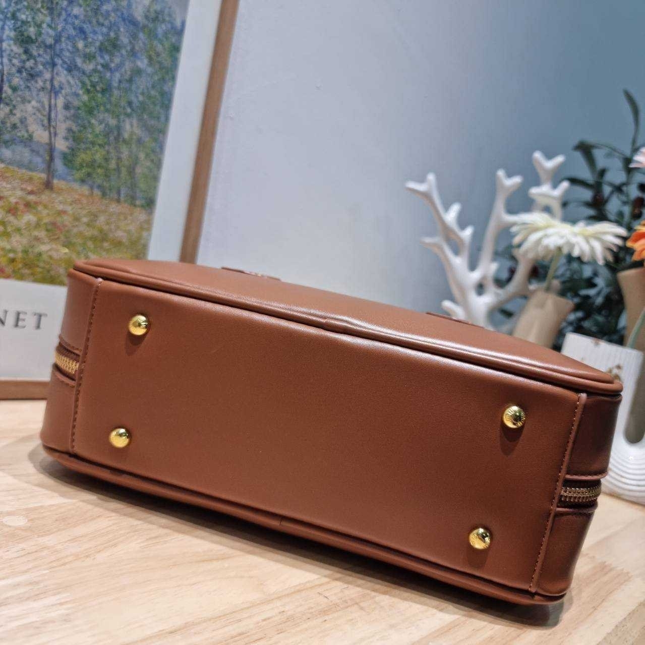 MIU MIU ARCADIE LEATHER BAG M, Geniş 27cm กระเป๋าถือ/สะพายสุดชิค น่ารักๆเก๋ๆ ดีไซน์เรียบแต่มากมีอยู่จริง สวยดูแพง