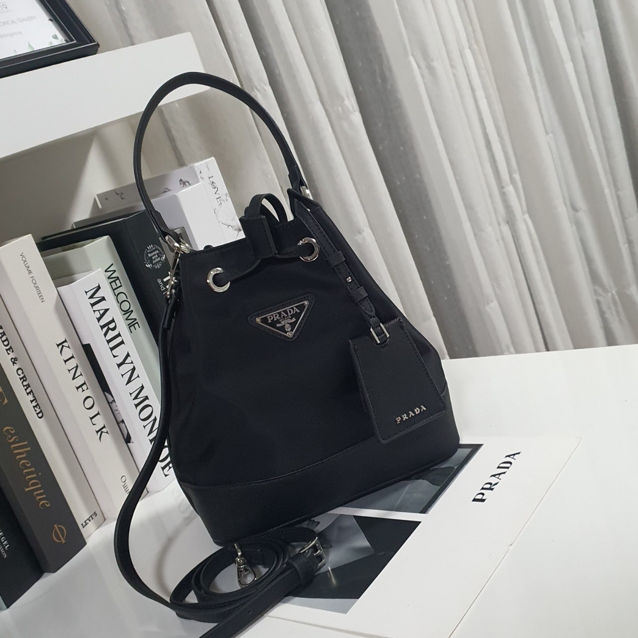 สินค้าใหม่!! NEW ARRIVIAL **ทรงขนมจีบไซส์ใหญ่ 🐰 งานพรีเมี่ยมกิ้ฟ จากเคาเตอร์ต่างประเทศ จากแบรนด์ PRADA วัสดุ NYLON สลับหนัง SAFFIANO ดีไซน์สวยหรูมากค่า เนื้อหนาซับในอย่างดี อะไหล่เงินทั้งใบ จุดเด่นคือ กระเป๋าสามารถ จุของได้เยอะมาก ด้านในมีช่องใส่ข