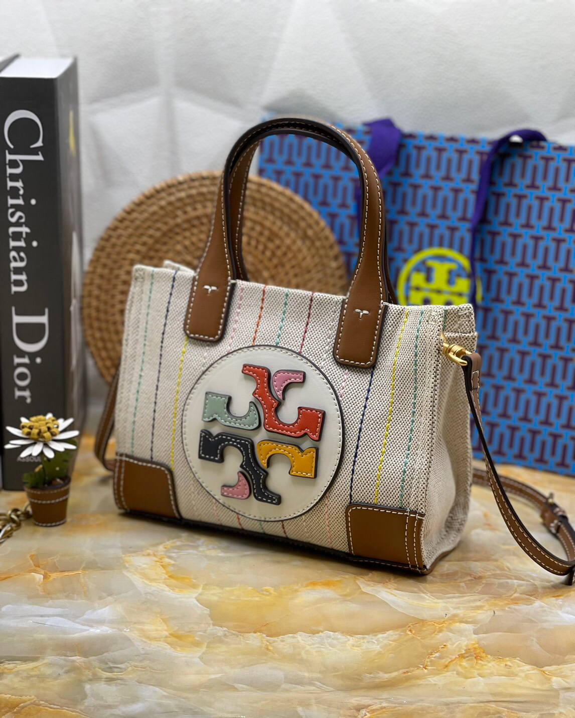 Tory burch ella multi stitch canvas micro tote กระเป๋าใบนี้บอกเลยว่าสไตล์เก๋และแปลกตาเลยทีเดียว กระเป๋าทรงสี่เหลี่ยมขนาดมินิ มีสายเล็กๆ สำหรับสะพายข้าง ลวดลายและสีสันบนกระเป๋ามีเอกลักษณ์ความเป็นวินเทจแบบทอรี่โดยเฉพาะ เป็นอีกหนึ่งแอ็กเซสเซอรี่ที่ทางแบรนด์ร