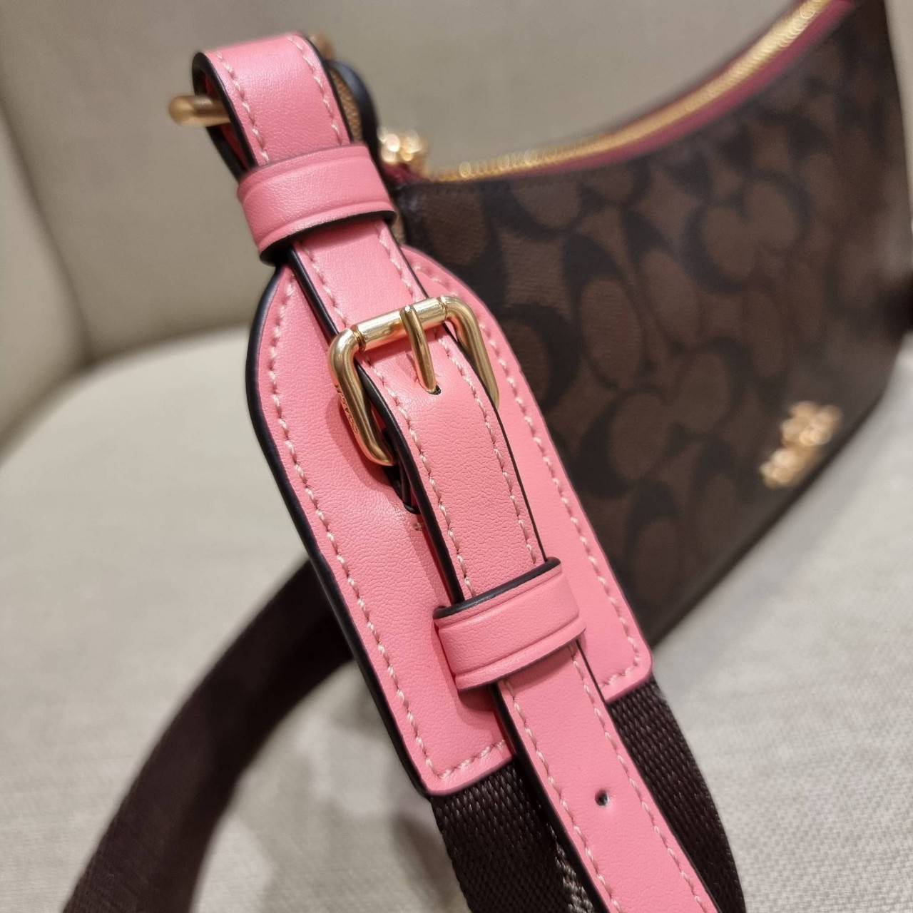 COACH C7264 C6823 C6817 JES BAGUETTE IN SIGNATURE CANVAS คอลเลคชั่นใหม่ล่าสุด พร้อมเสิร์ฟความสวยถึงบ้านเช่นเคย!! กระเป๋าสะพายทรงบาแกตต์ ดีไซน์ย้อนยุค ที่แอบแฝงความเรียบหรูดูแพงอยู่ในตัว โดดเด่นด้วยสายสะพายเส้นใหญ่ โทนสีคอนทราส ทำให้ไอเท็มนี้ดูมีลูกเล่นมาก
