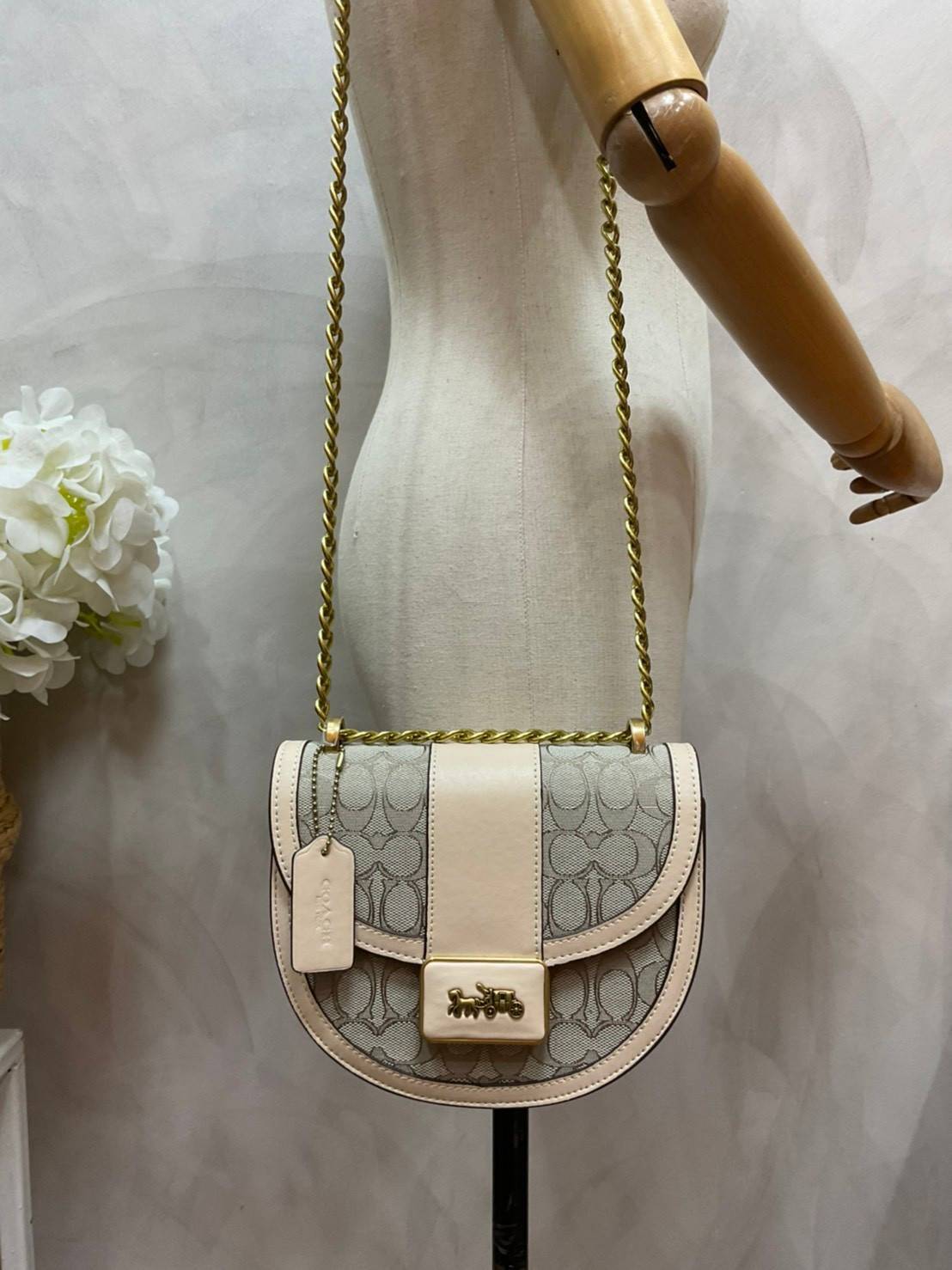 COACH ALIE SADDLE BAG IN SIGNATURE JACQUARD (C4694//C3464) New item!! กระเป๋าสะพายทรง saddle ดีไซน์วินเทจย้อนยุค แฝงความหรูในตัวด้วยอะไหล่สีทองเหลือง โดดเด่นไม่ซ้ำใครแน่นอน วัสดุผ้า jacquard สลับหนังแท้ ภายในเป็นช่องโล่ง มาพร้อมสายสะพายครอสบอดี้ ที่สามารถ