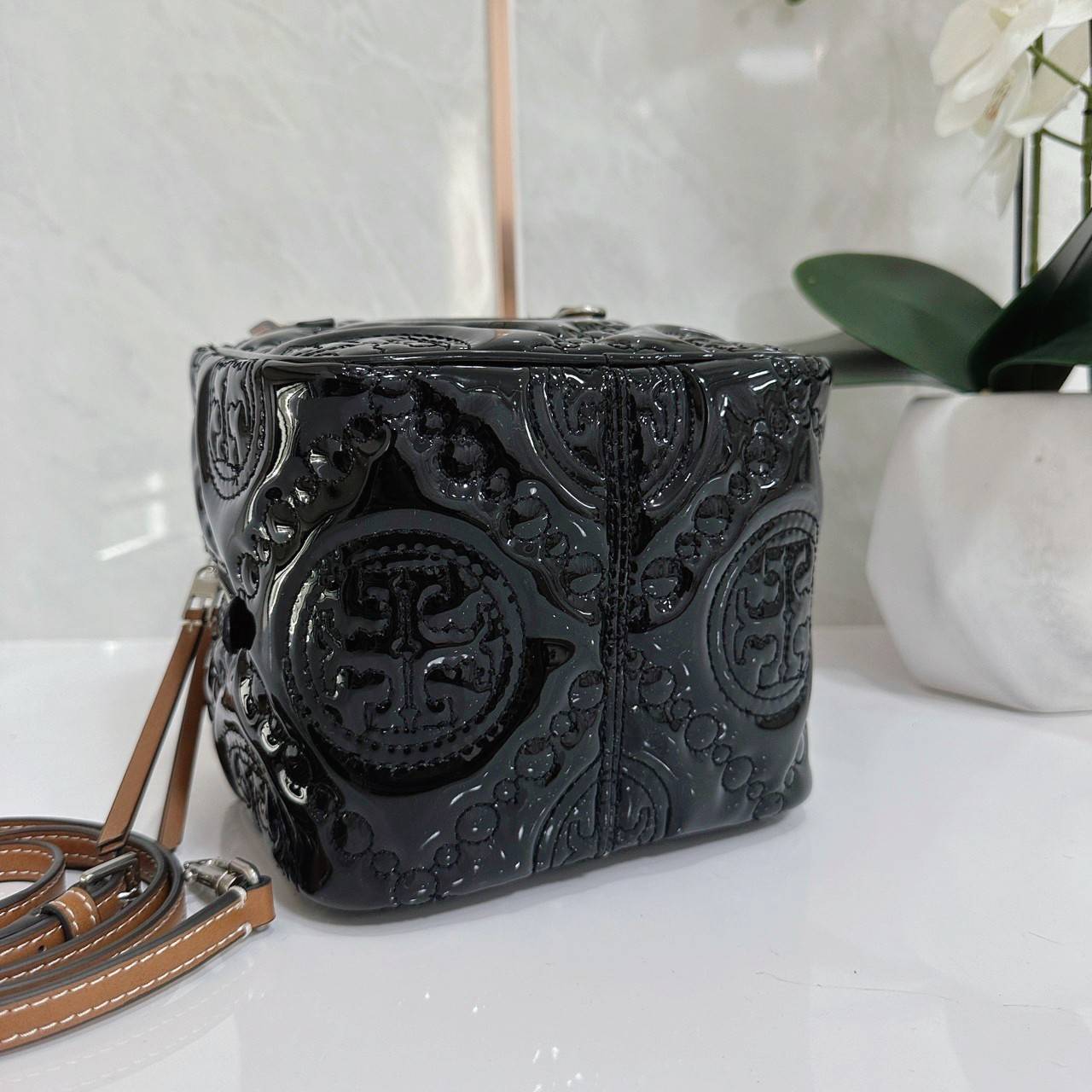 Tory Burch T Monogram Embroidered Patent Cube คอลเลคชั่นใหม่ รุ่นลิมิเต็ดรูปทรงใหม่ T Monogram สุดcube วัสดุหนังแท้ เปิด-ปิดด้วยซิป ภายในกว้าง มีช่องแยก 1 ช่อง สามารถใส่โทรศัพท์มือถือได้ทุกรุ่น สามารถถือหิ้วหรือสะพายได้ สายสามารถถอดและปรับระดับได้คะ